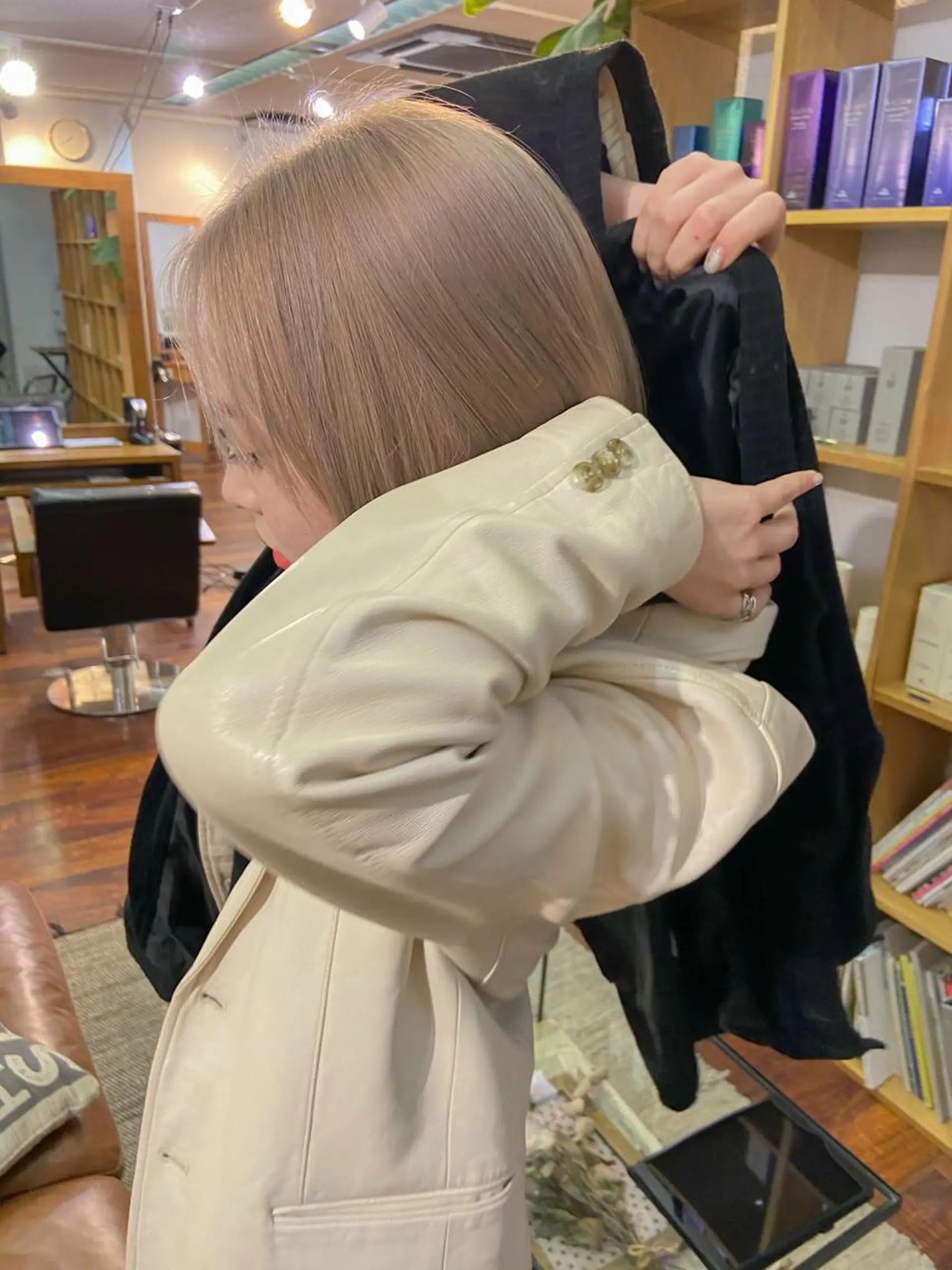 ミディアム カラー 黒髪 ハイライトカラー ハイトーンカラー インナーカラー 卒業式のヘアスタイル カット ヘアカラー トリートメント 岡本康平/ボブ /ブリーチ/レイヤーのヘアスタイル