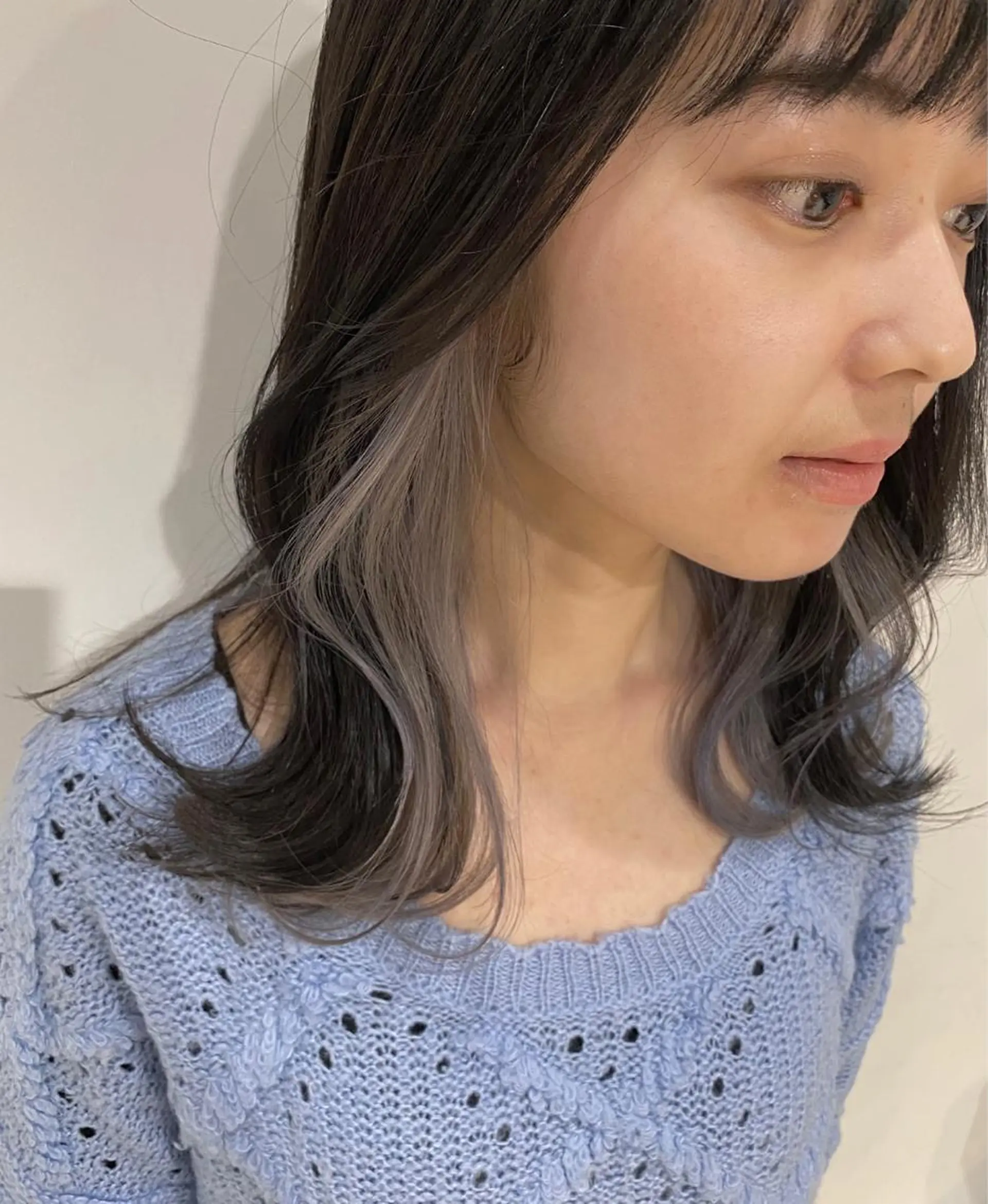 ミディアム カラー ブリーチ シルバー ホワイトシルバー カット ヘアカラー トリートメント scene. haraのヘアスタイル