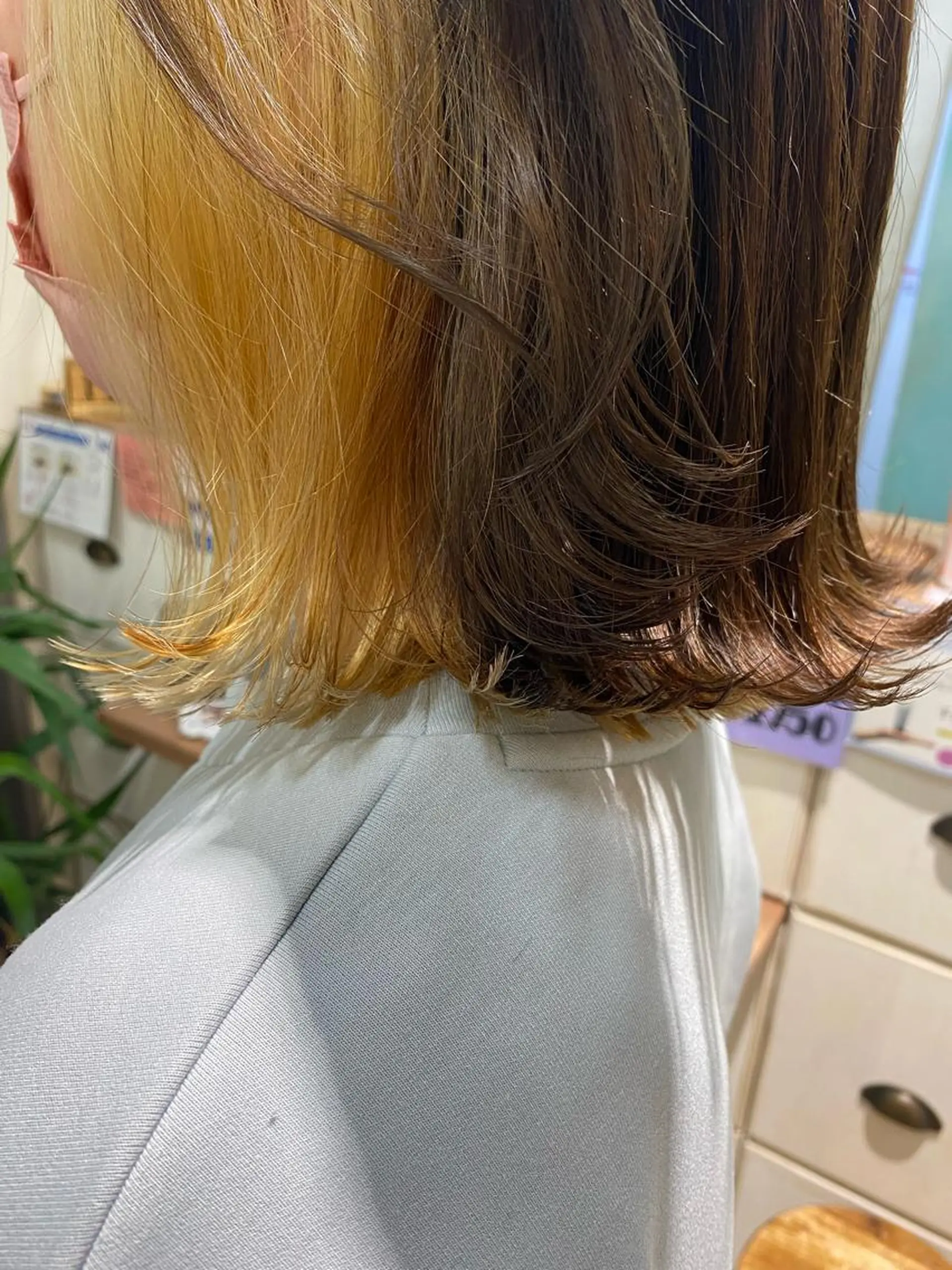 ミディアム カラー アッシュ ベージュカラー 抜きっぱなしブロンド 透明感カラー インナーカラー 後藤 瀬奈のヘアスタイル