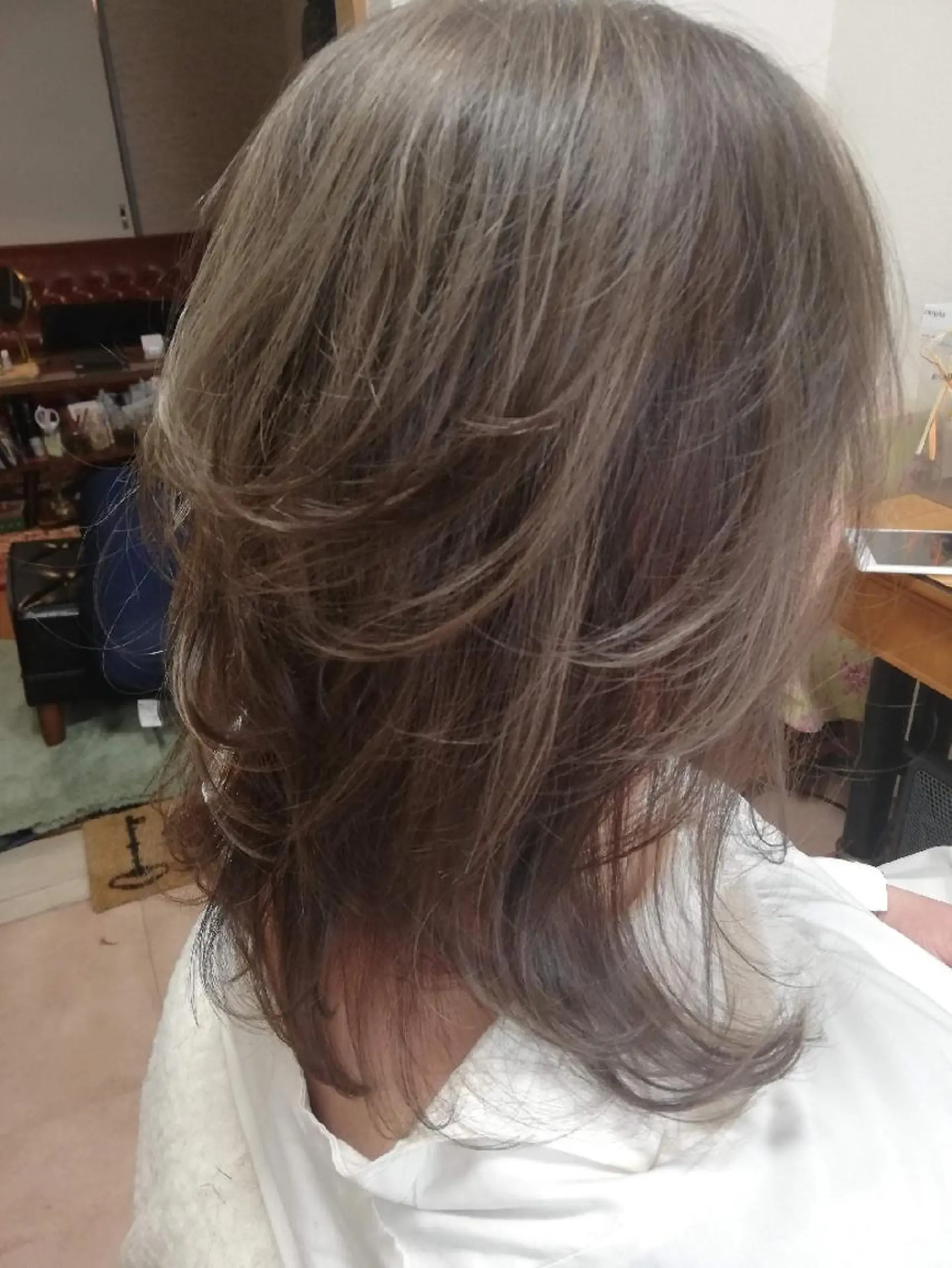 ミディアム カラー ブルーカラー ブルージュ レイヤーカット 池田 恵久美のヘアスタイル