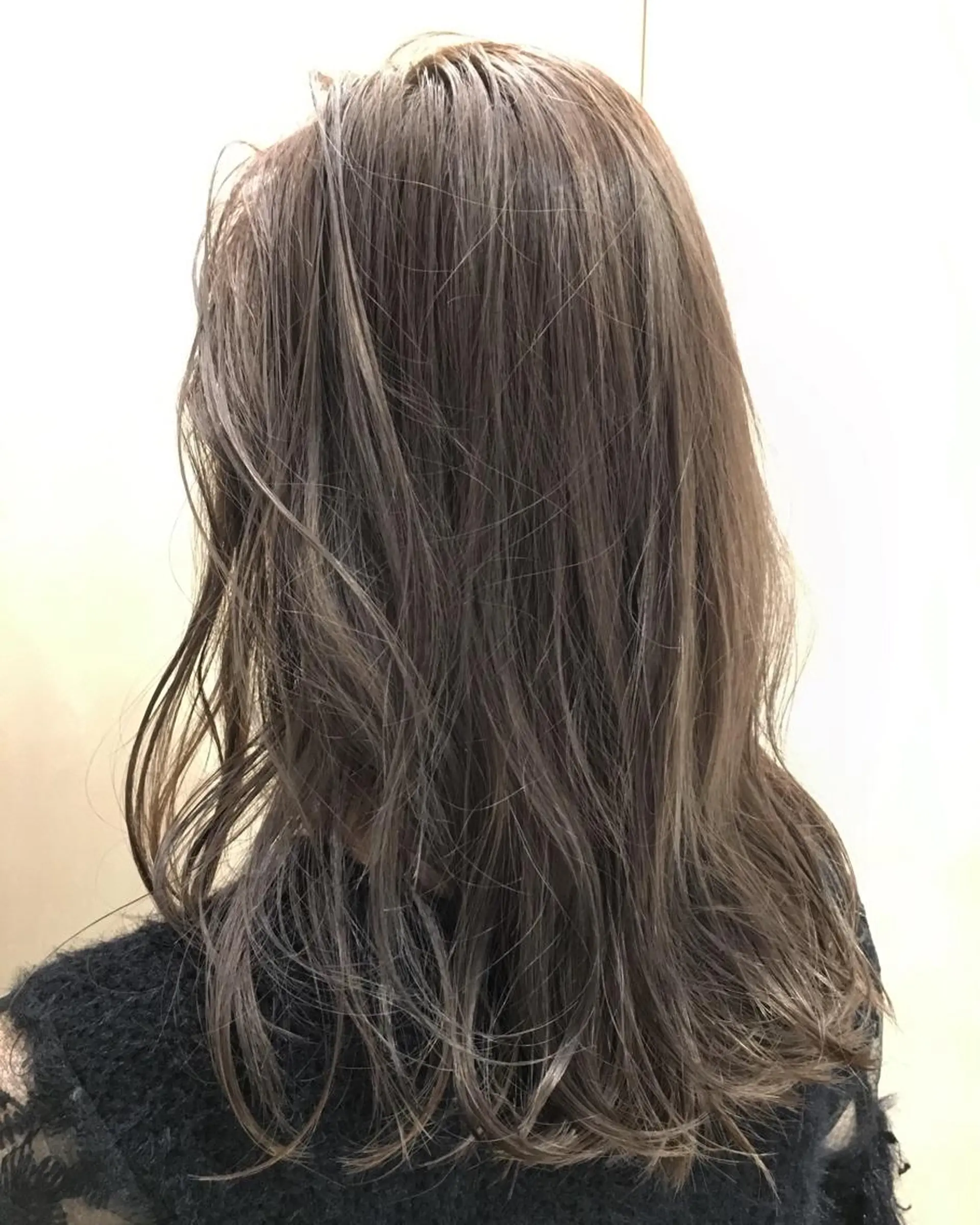 セミロング カラー グレージュ ハイライトカラー ハイライト 酸性縮毛矯正のプロ 杉山玲介のヘアスタイル