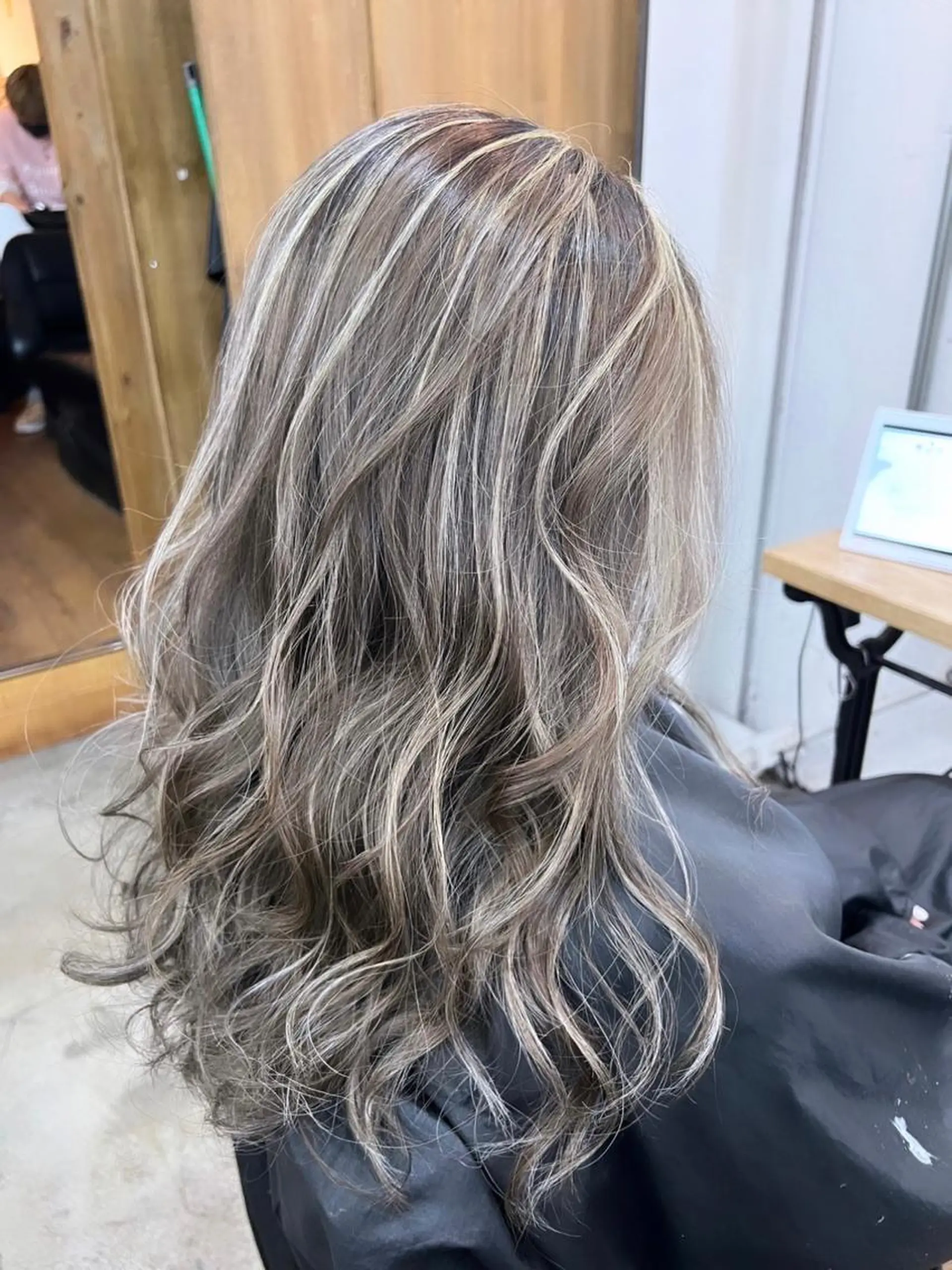 セミロング ハイライト ヘアカラー CARAT堺東 Aujua認定サロンのヘアスタイル