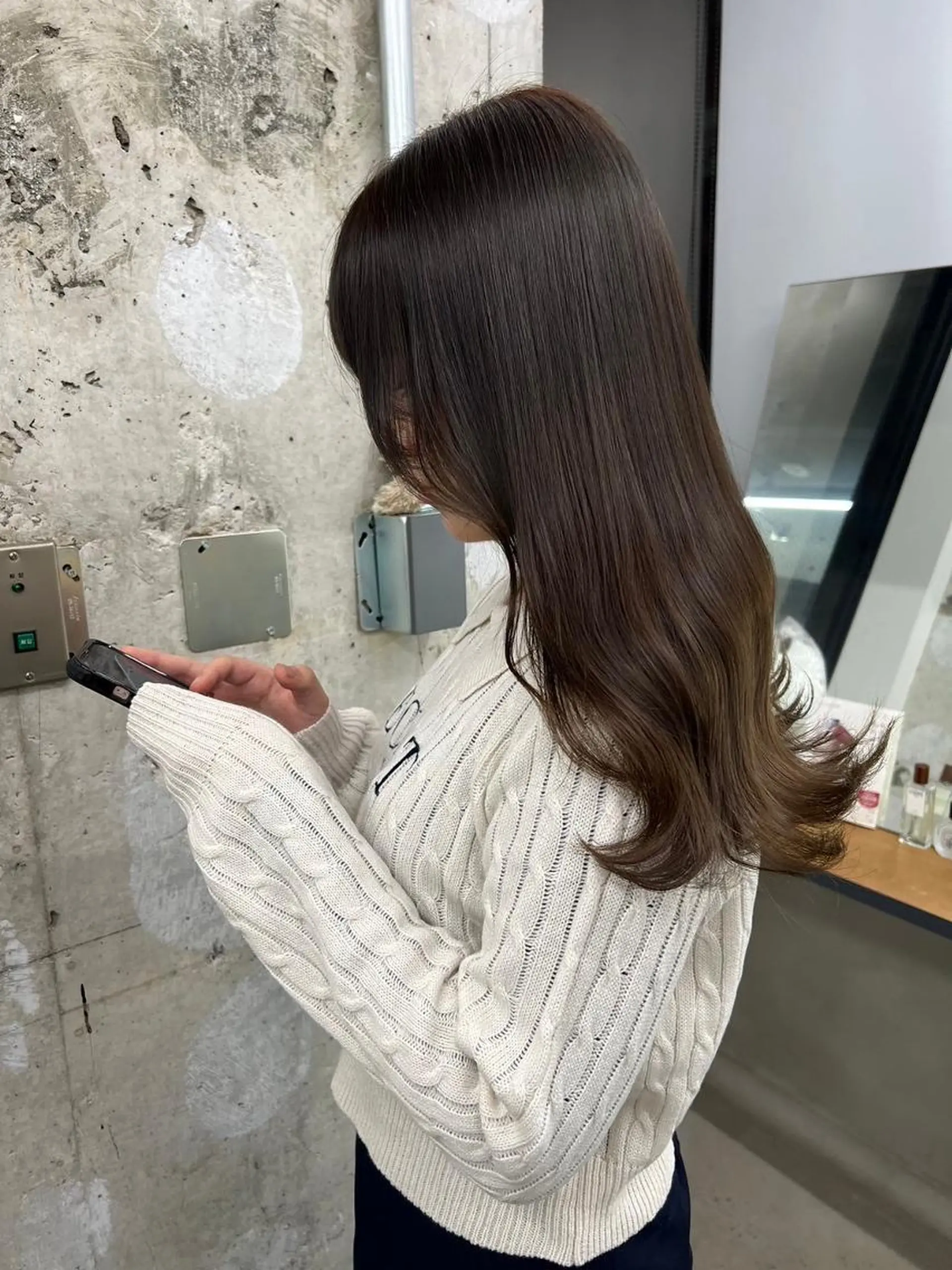 ミディアム カラー パーマ ヘアアレンジ ミディアムパーマ アディクシーカラー ベージュカラー ケアカラー 透明感カラー カット ヘアカラー トリートメント ヘアケア特化型サロン newi 京橋のヘアスタイル