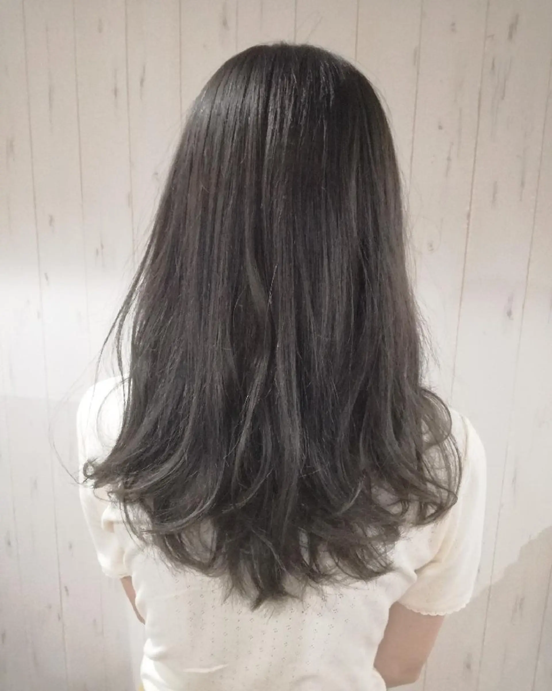 セミロング カラー ブリーチ グレージュ 西川 敏夫のヘアスタイル