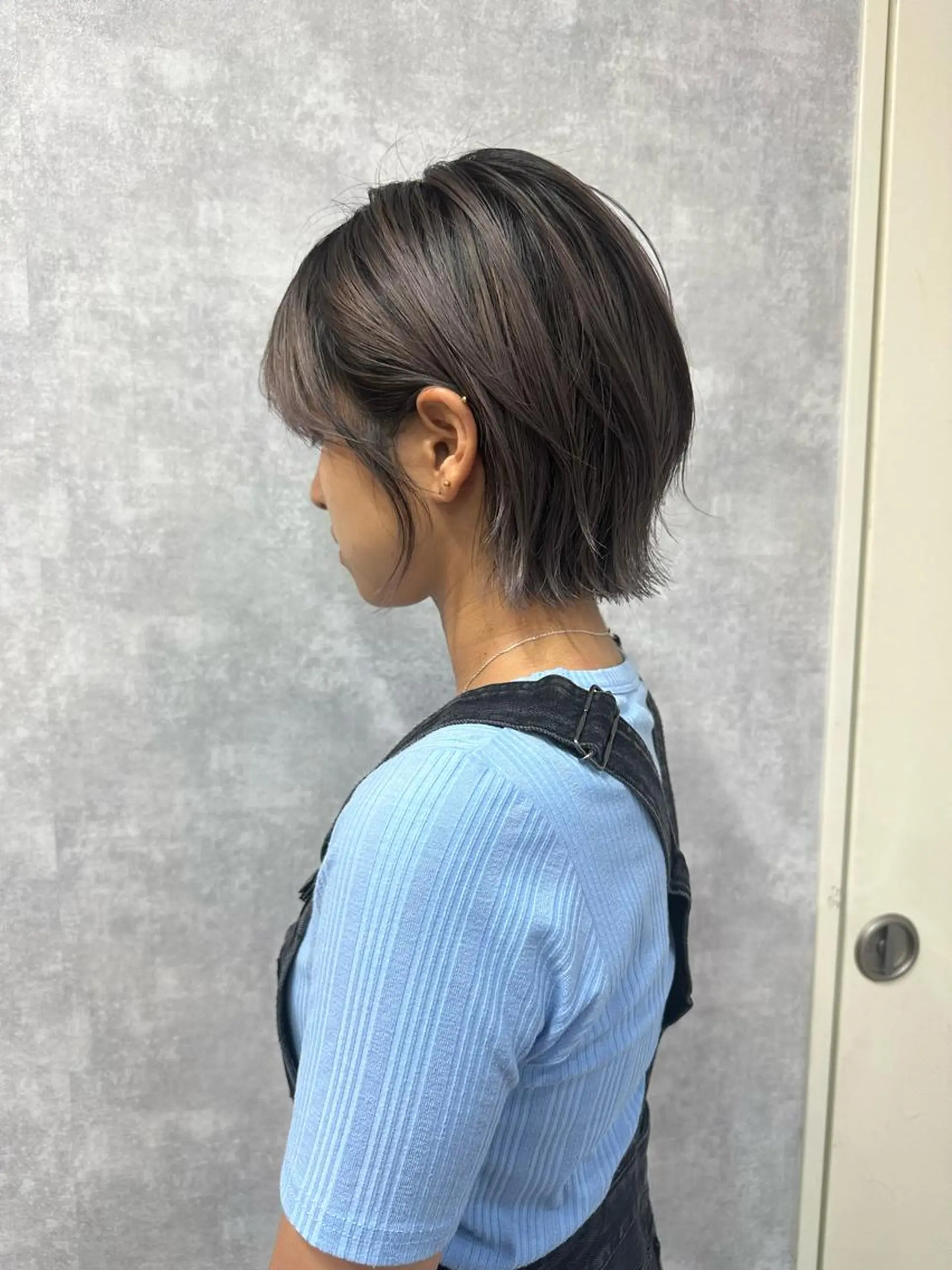 ショート 切りっぱなしボブ ショートボブ ハンサムショート 丸みショート アッシュ カット ヘアカラー トリートメント モテ髪/ボブ/ショー ト/アダチフウトのヘアスタイル