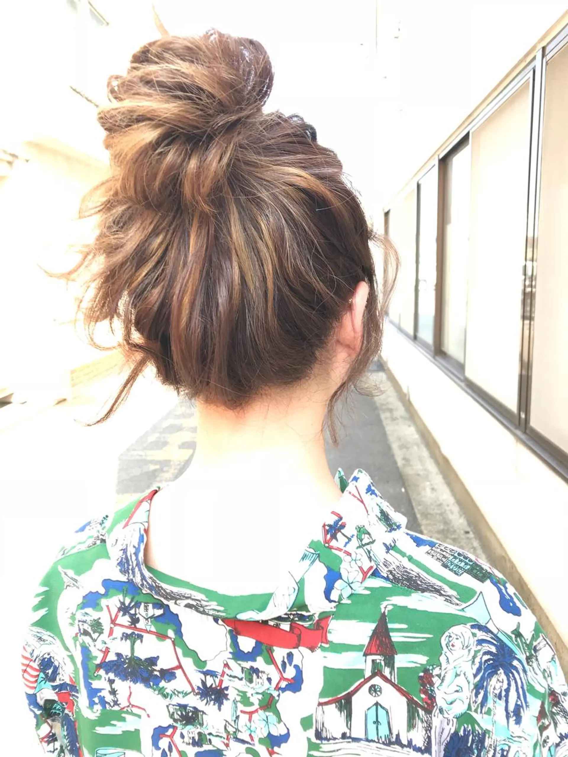 ミディアム カラー ヘアアレンジ お団子ヘア 切りっぱなしボブ バレイヤージュ ブリーチ グラデーションカラー Mariana/ 鶴原-ハイライトのヘアスタイル