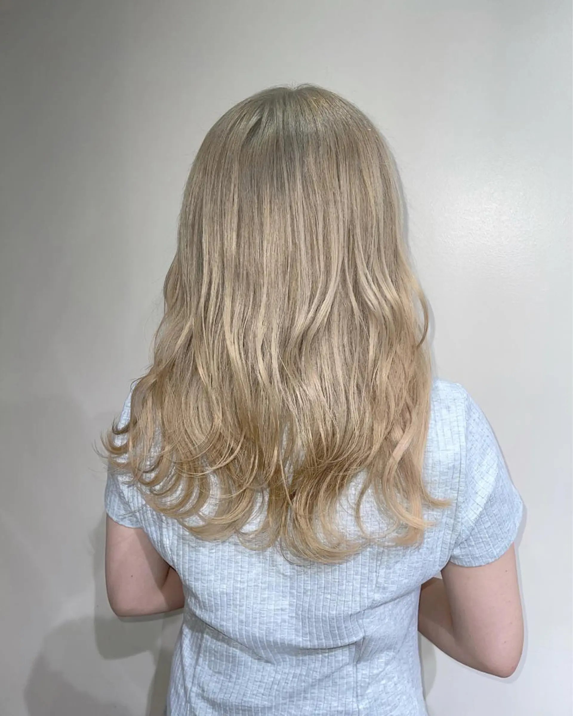 セミロング カラー ヘアカラー 渋谷🤍ハイトーン、 エクステ🤍アミルのヘアスタイル