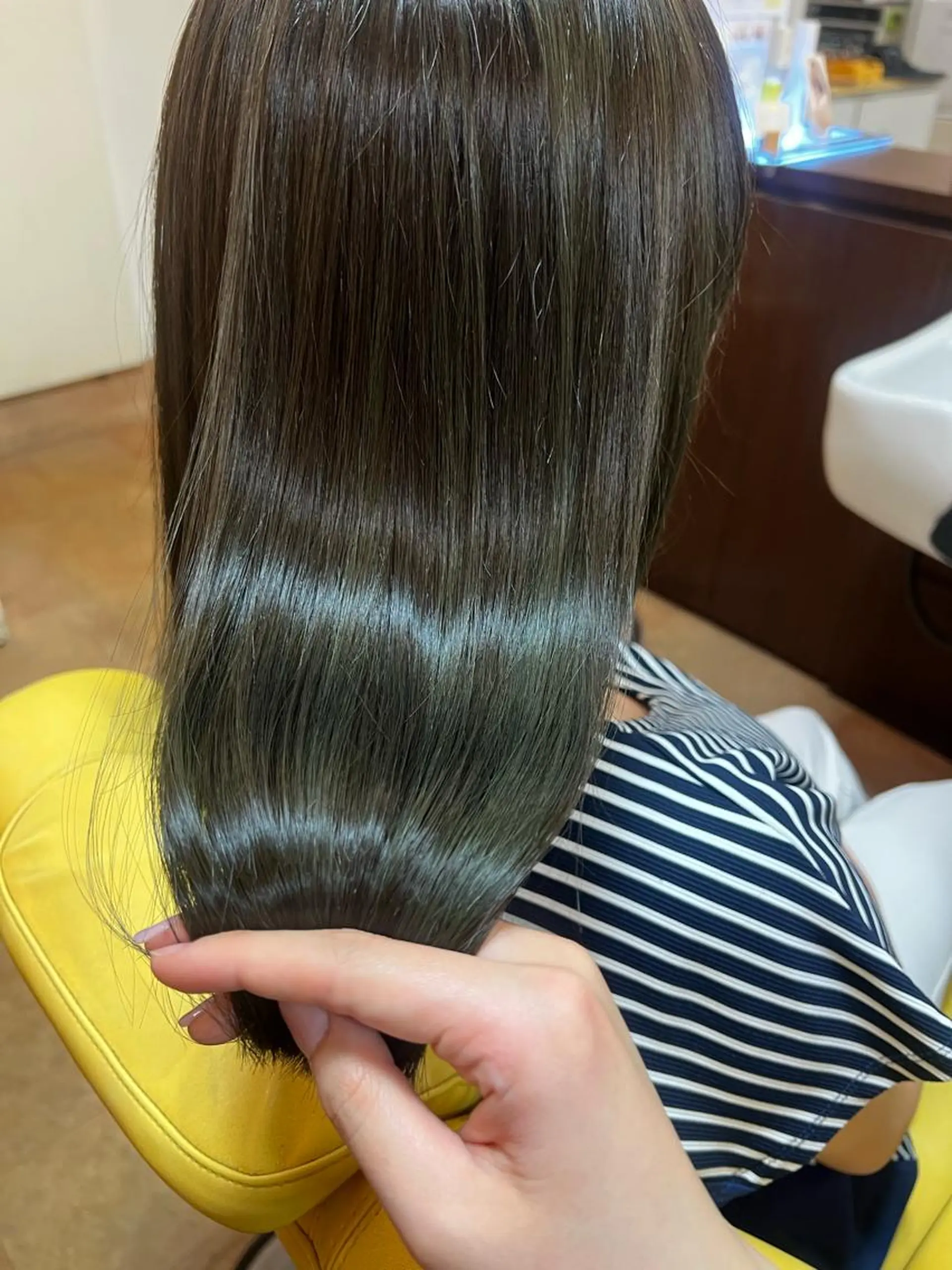 セミロング カラー ヘアアレンジ ブリーチ ケアブリーチ デザインカラー ハイライトカラー オリーブカラー bh.maara デザイン／ハイトーンのヘアスタイル