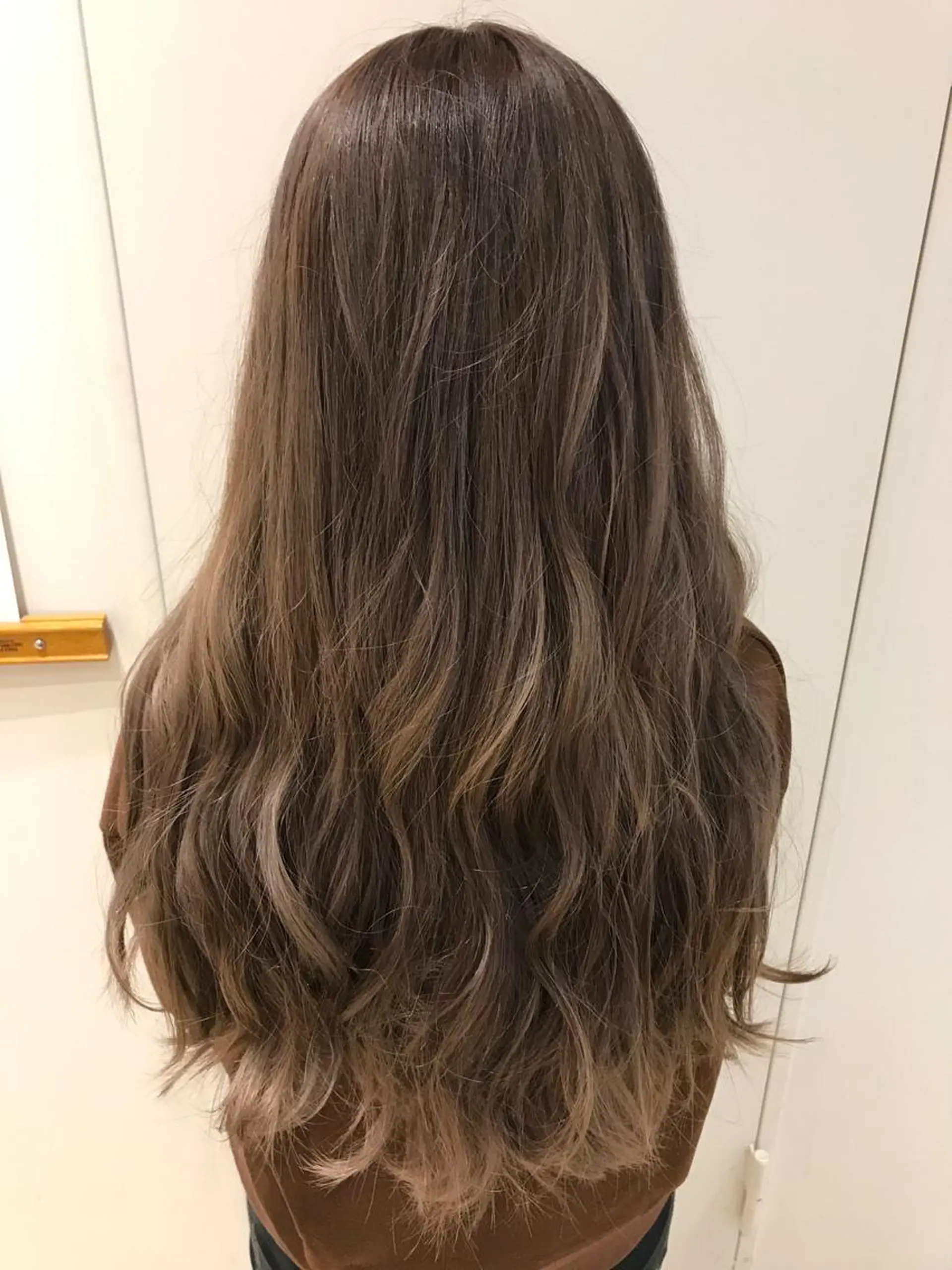 ロング アッシュ ハイライト ヘアカラー 渋谷ハイトーン/ デザインカラー阿部のヘアスタイル