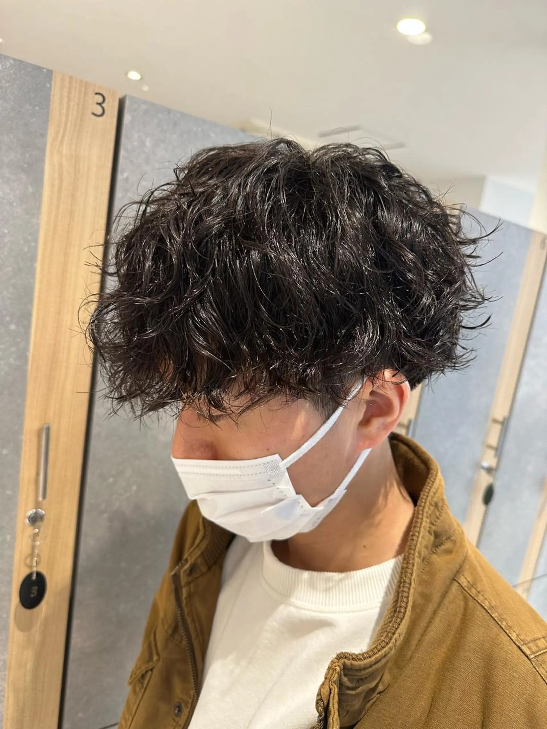 ミディアム パーマ メンズ ミディアムパーマ フェードカット メンズパーマ ツイストスパイラルパーマ 波巻きパーマ 💈メンズ特化 美容師サキ💈のヘアスタイル