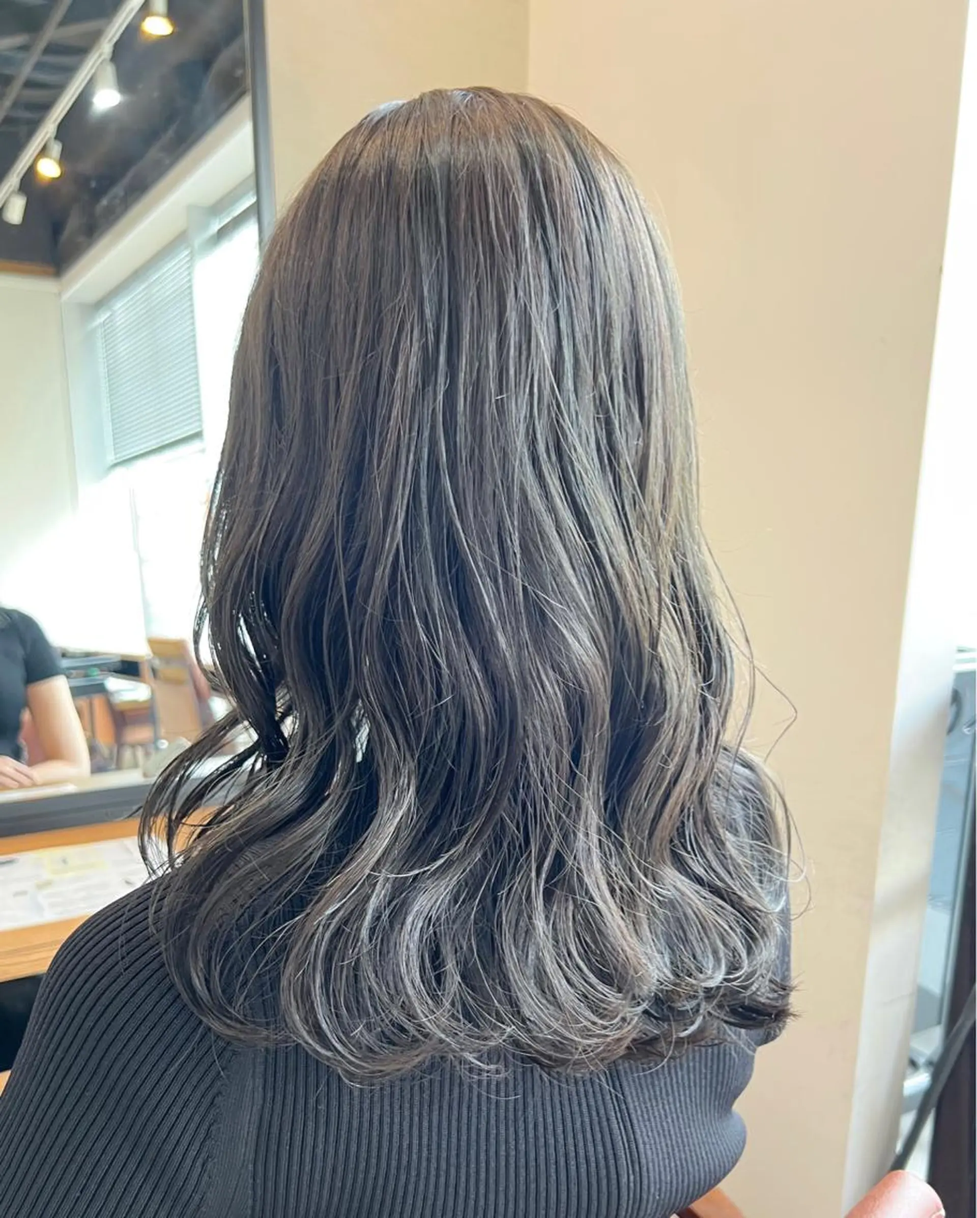 セミロング カラー グレージュ インナーカラー カーキグレージュ オリーブグレージュ オリーブグレー ヘアカラー トリートメント メンズカット曲がる 縮毛矯正佐々木タクマのヘアスタイル