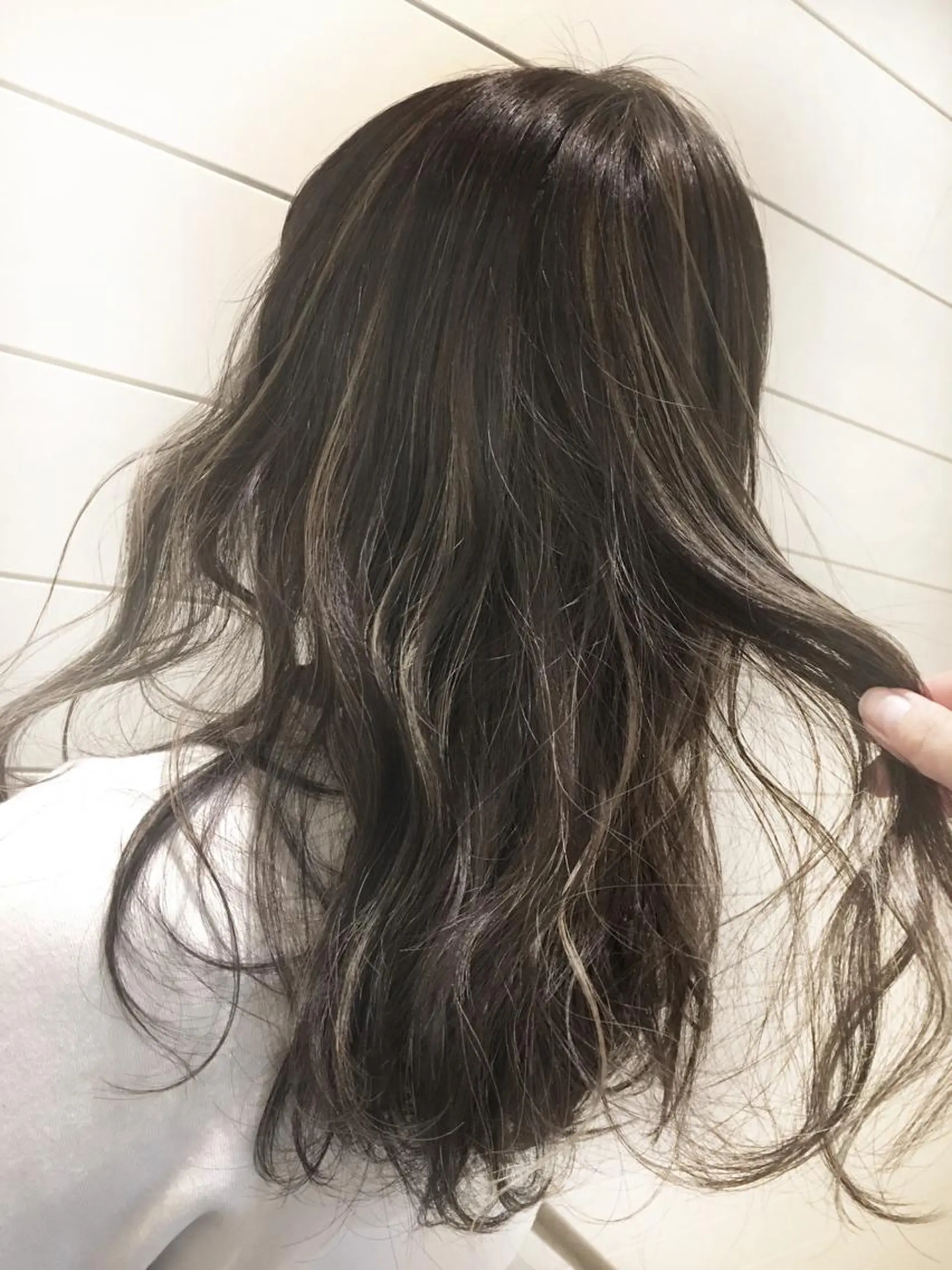 セミロング カラー グレージュ 鍵山 千秋のヘアスタイル