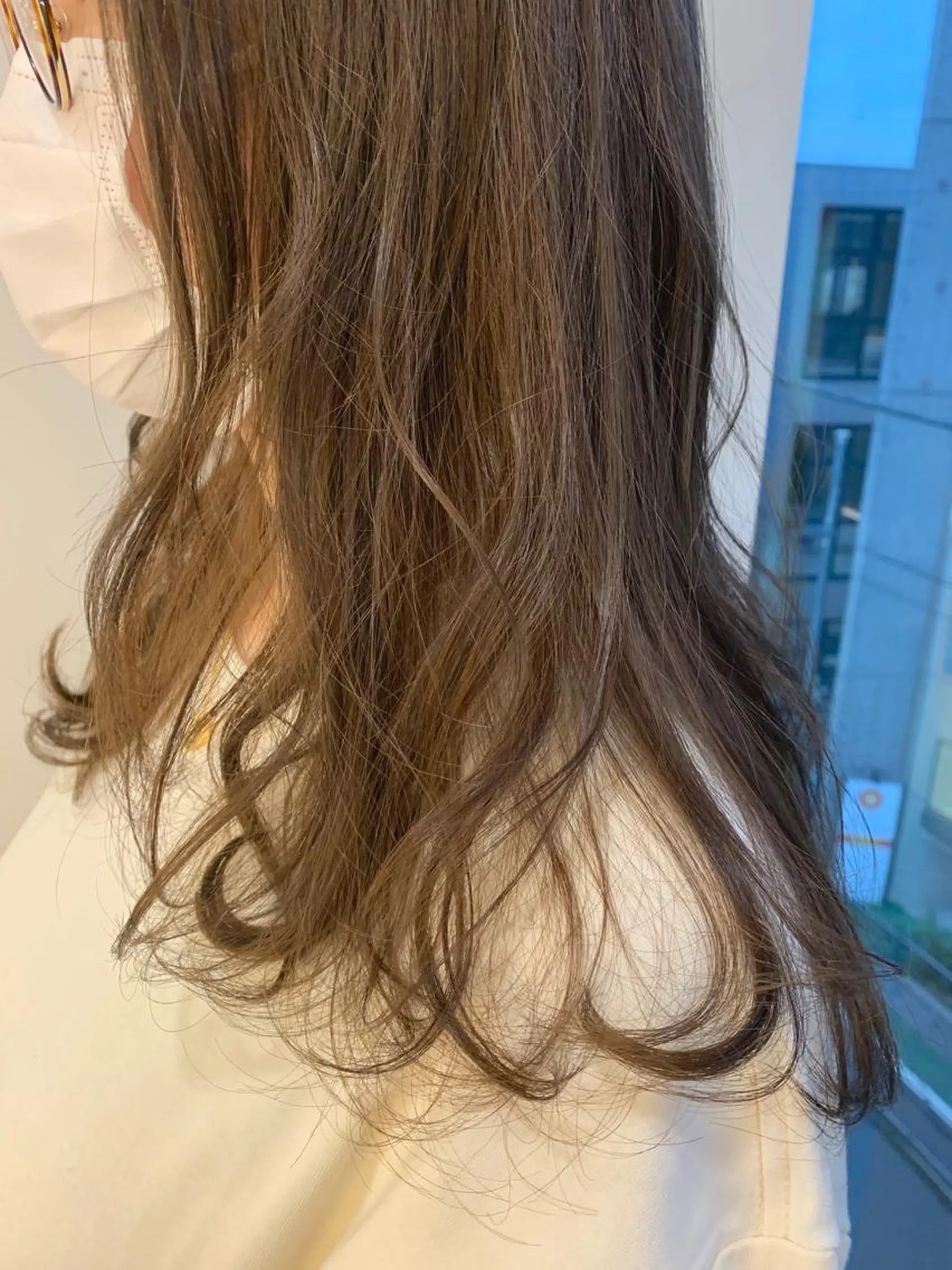 セミロング カラー パーマ ヘアアレンジ ベージュカラー ミルキーベージュ 加藤 綾華のヘアスタイル