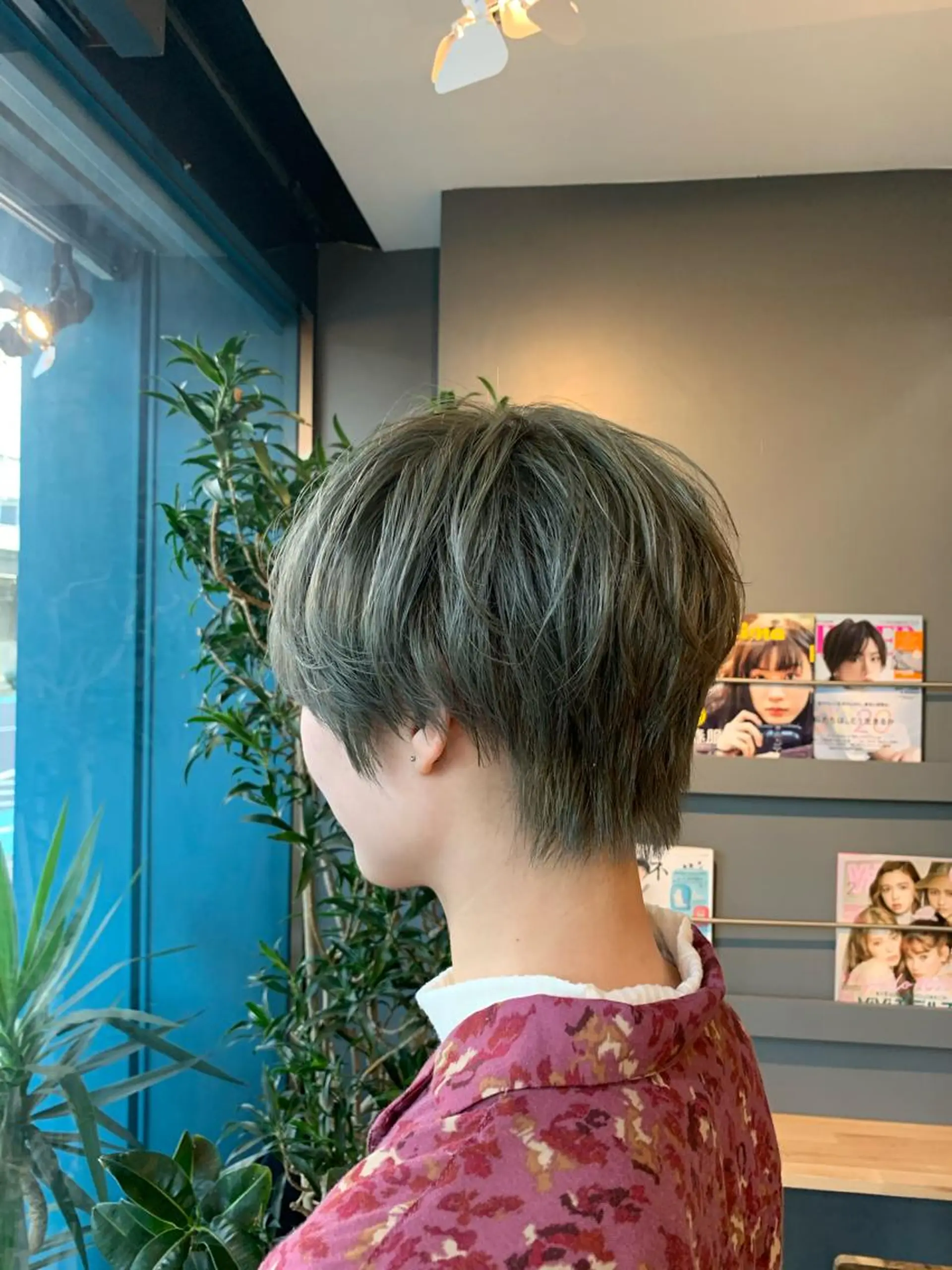 ショート カラー ヘアアレンジ ブリーチ オリーブカラー レイヤーカット ショートヘア Loa misakiのヘアスタイル