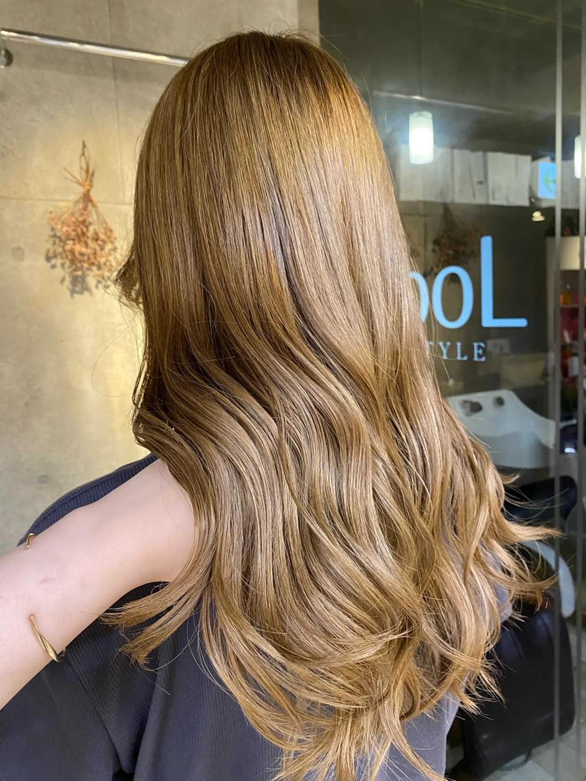 ロング カラー ベージュカラー ダブルカラー ハイトーンカラー ミルクティーベージュ デザインカラー/ kanae🌱のヘアスタイル