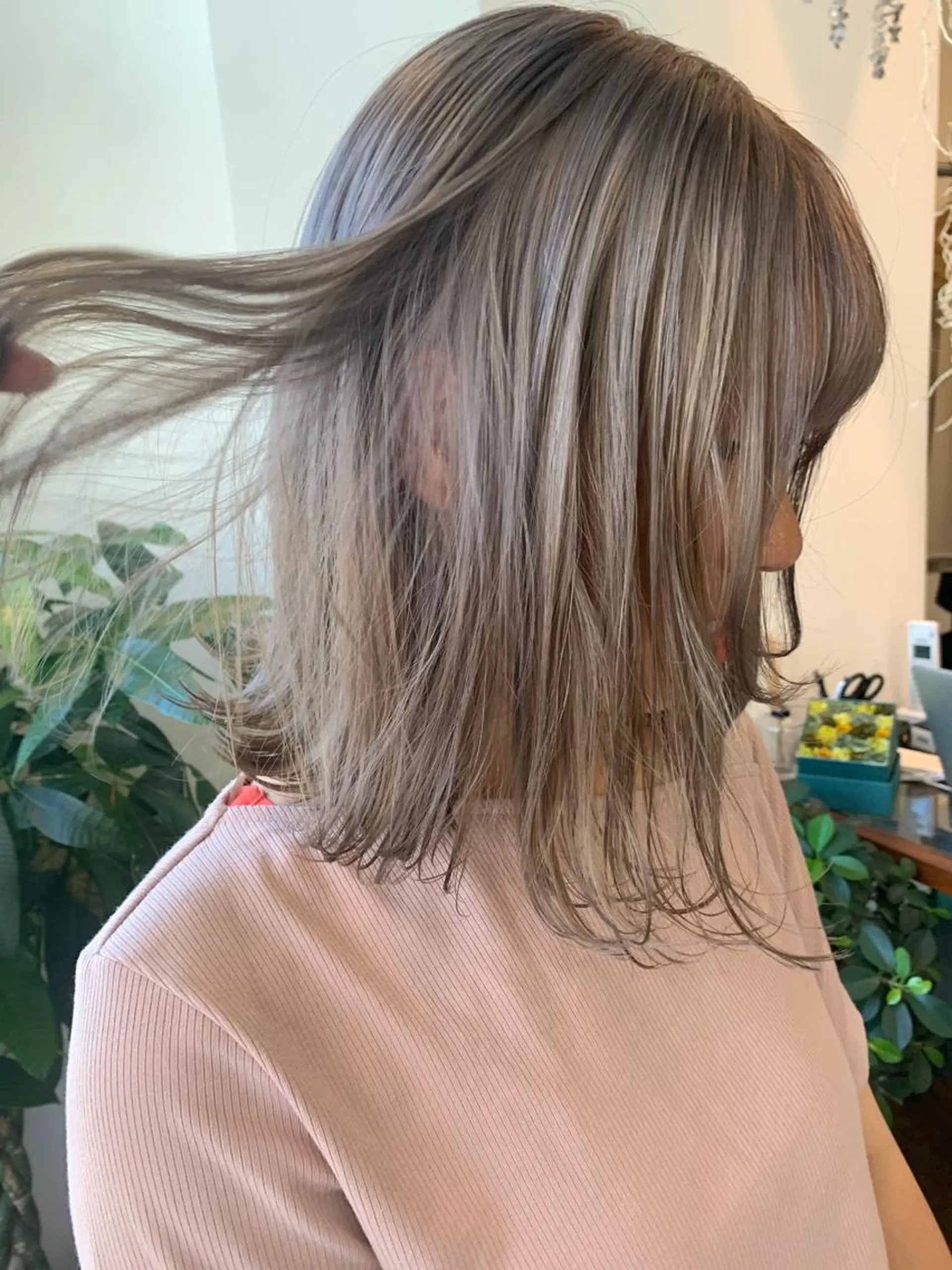 ミディアム カラー ブリーチ グレージュ ミルクティーグレージュ ヘアカラー 中目黒🌼 🌼ハナのヘアスタイル