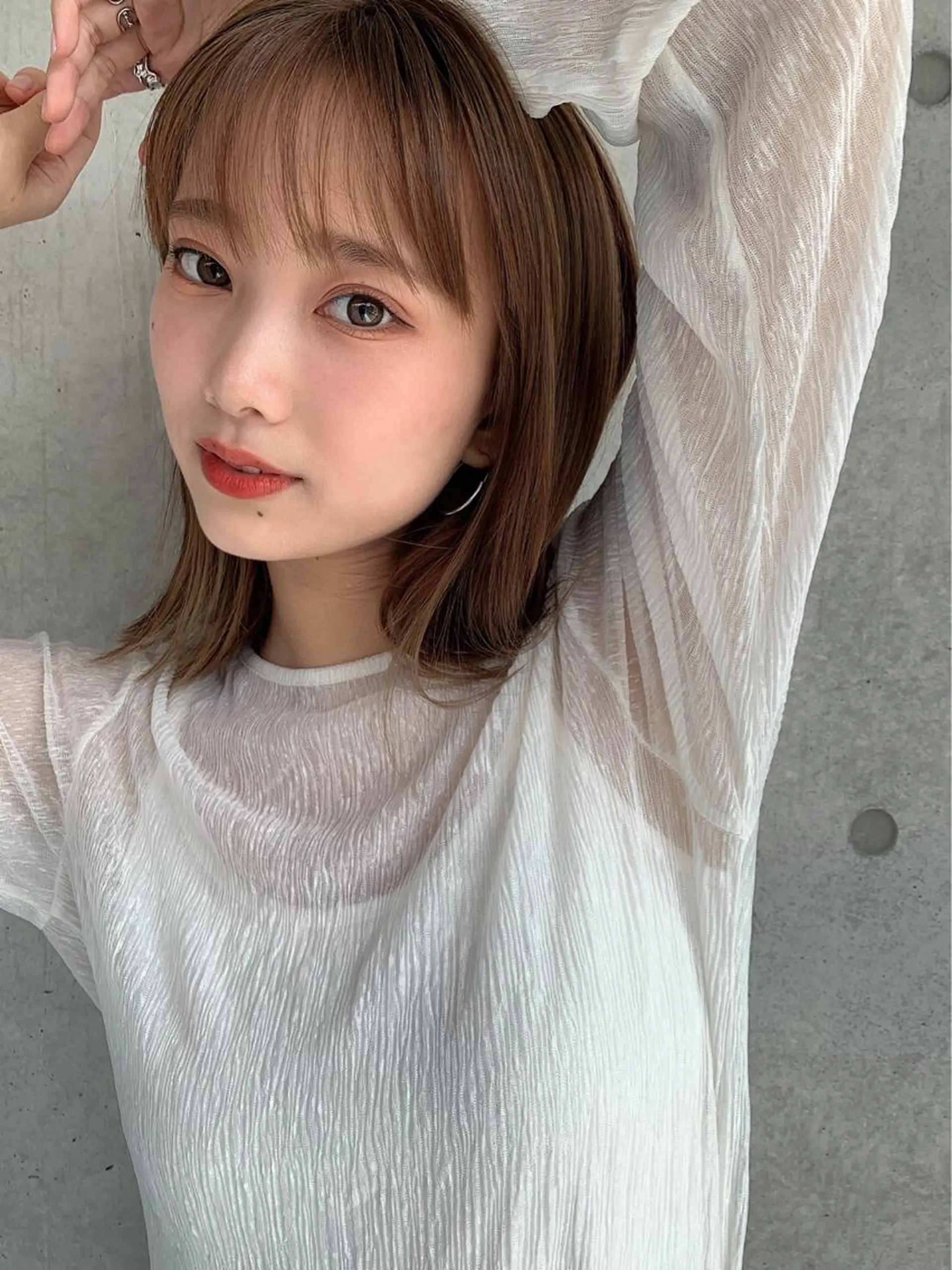 ミディアム カラー アッシュ ベージュカラー ブリーチ ケアブリーチ ケアカラー レイヤーカット 透明感カラーのヘアスタイル