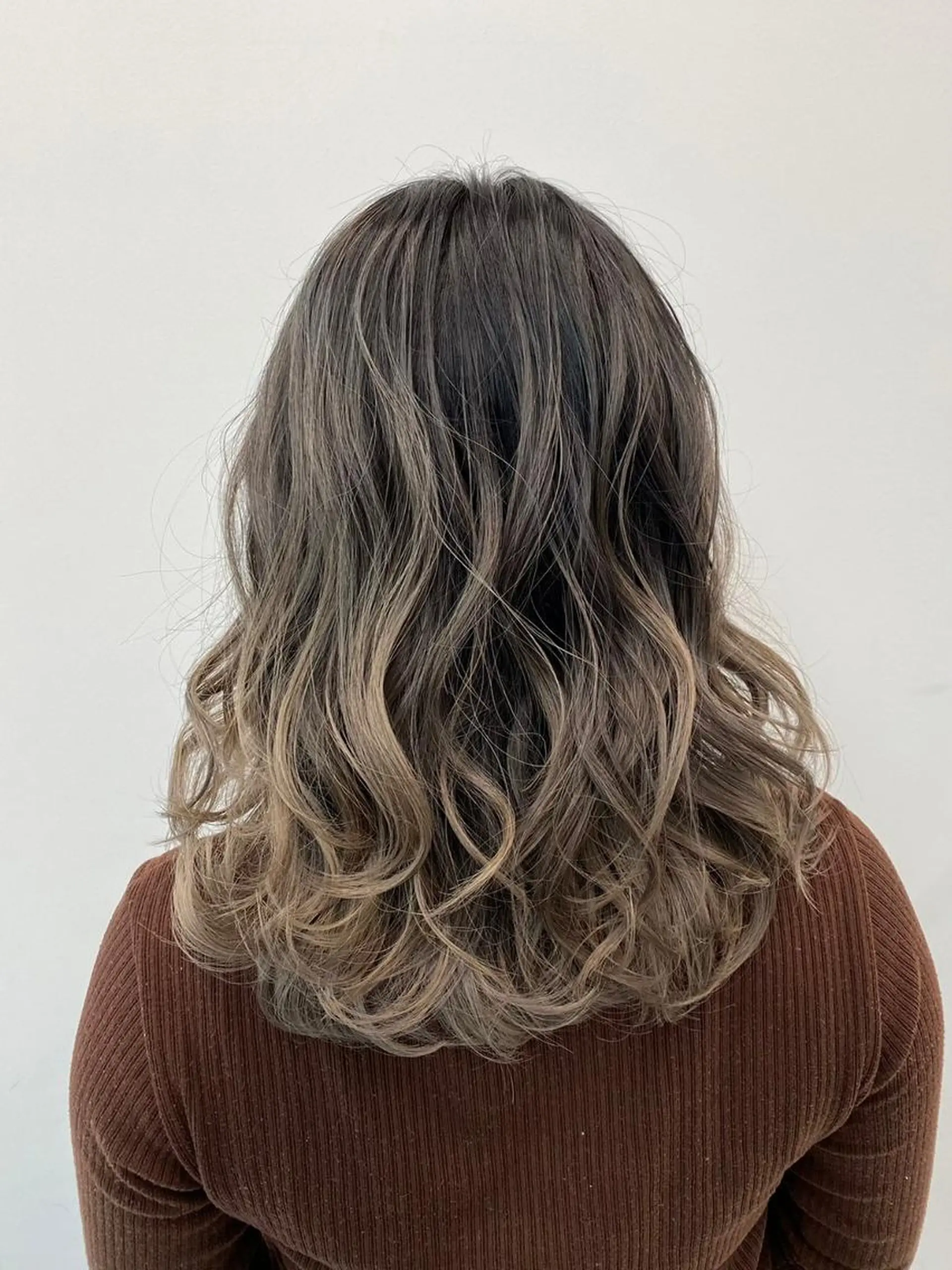 ロング カラー ワンレンボブ アディクシーカラー アッシュ ベージュカラー ブリーチ 公式 Ease by amble luxeのヘアスタイル