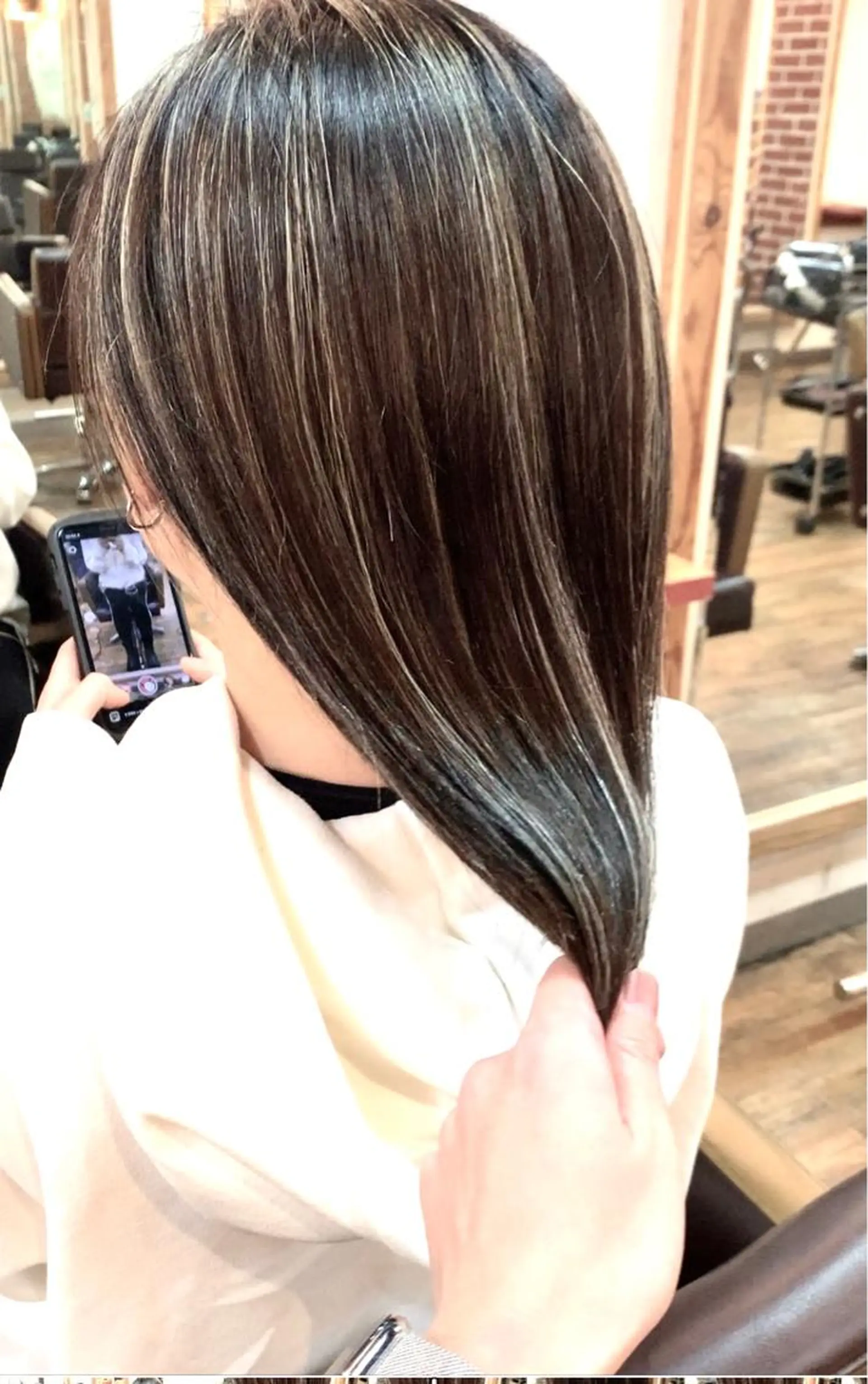 セミロング カラー 黒髪 ハイライトカラー インナーカラー 卒業式のヘアスタイル ハイライト カット ヘアカラー トリートメント 岡崎勇人/レイヤー/ 韓国/ケラチンTRのヘアスタイル