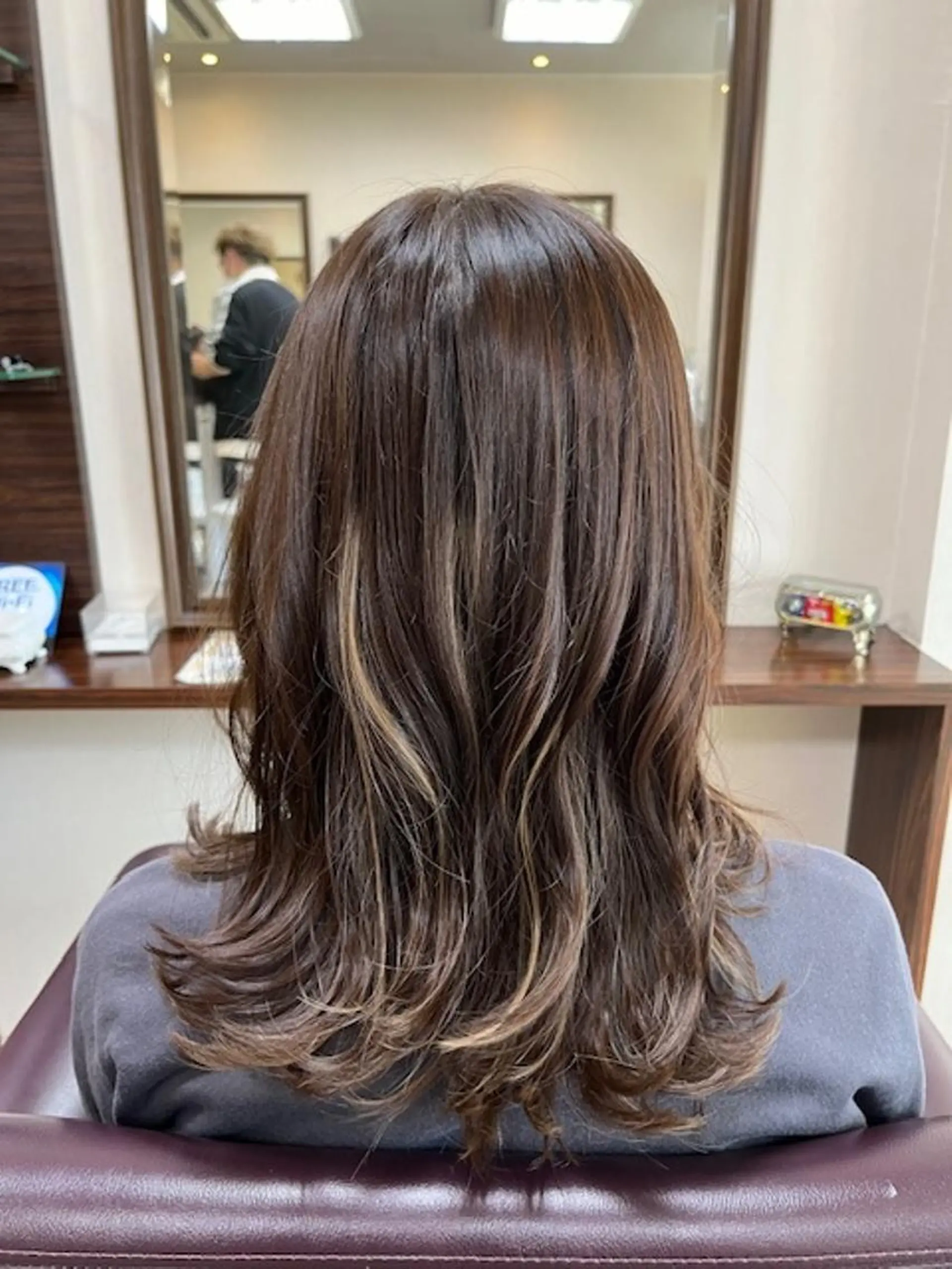 セミロング アッシュ アッシュグレー アッシュグレージュ ハイライト レイヤーカット カット ヘアカラー トリートメント 澤崎 希望のヘアスタイル