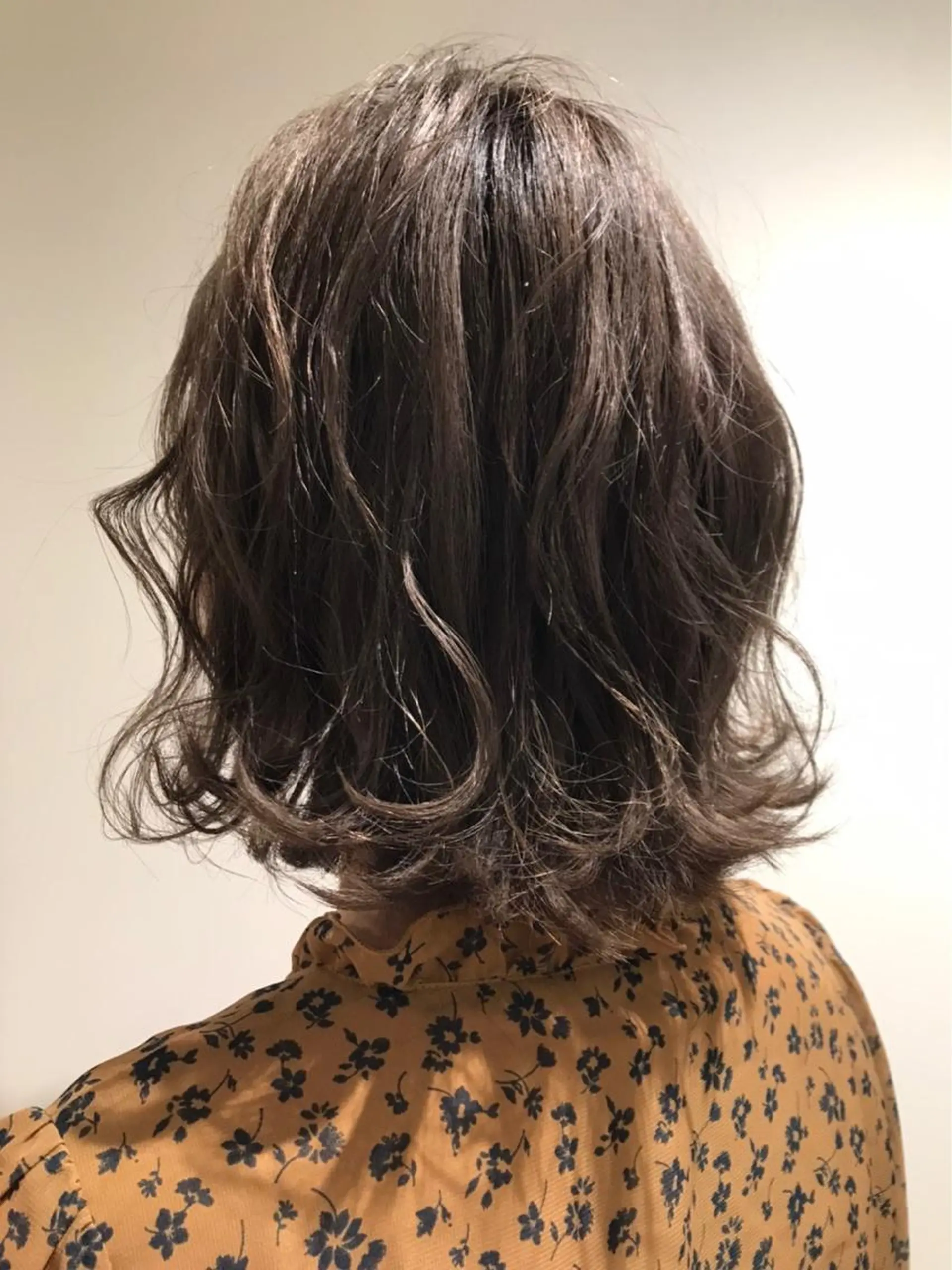 セミロング カラー 渡部凌我 小顔ウルフ ハイトーンカラーのヘアスタイル