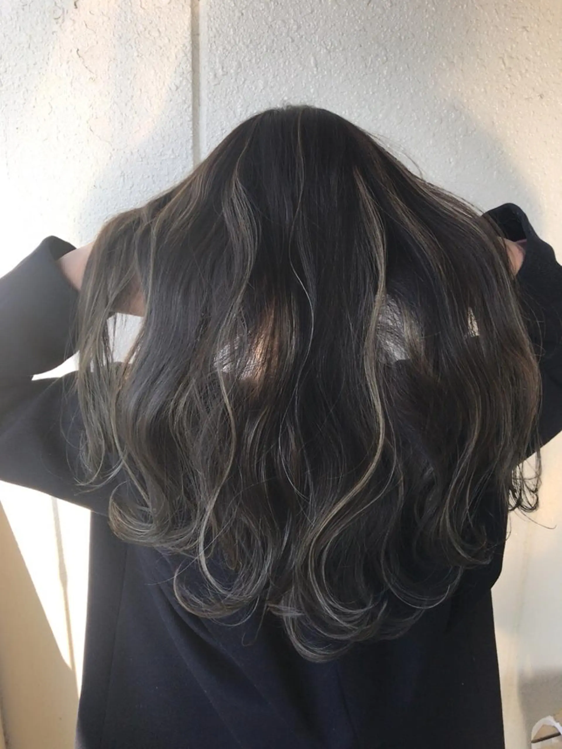 ロング カラー パーマ ヘアアレンジ ハイライトカラー ハイライト メンズハイトーン メンズバレイヤージュのヘアスタイル