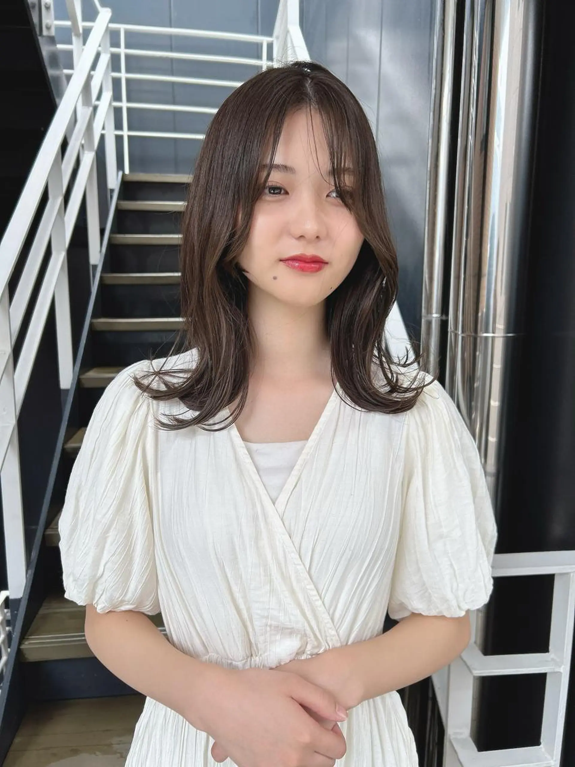 ミディアム ヘアカラー 韓国🇰🇷レイヤー カットオリーブカラーのヘアスタイル