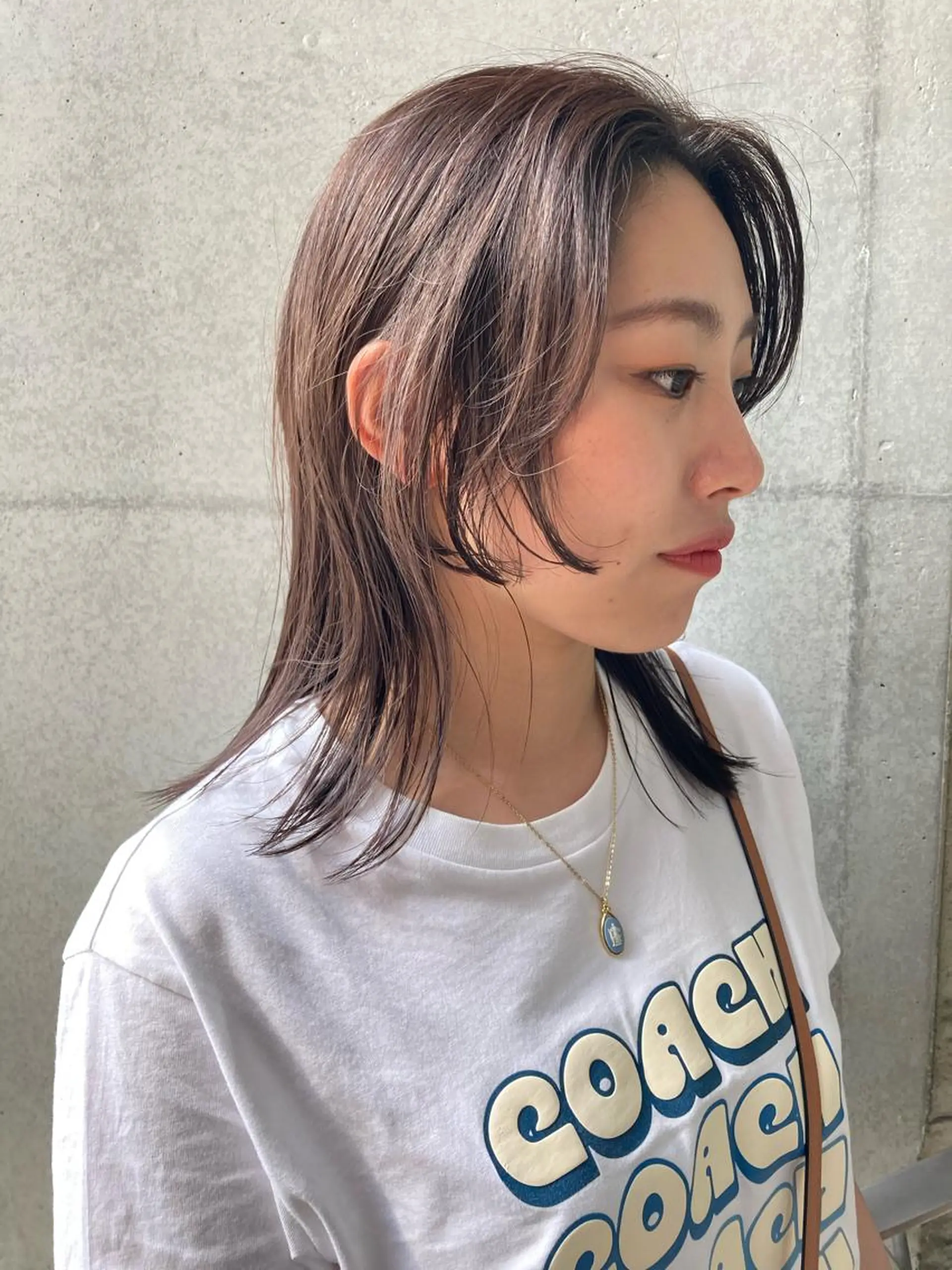 ミディアム カラー 顔まわりレイヤー デザインカットのヘアスタイル