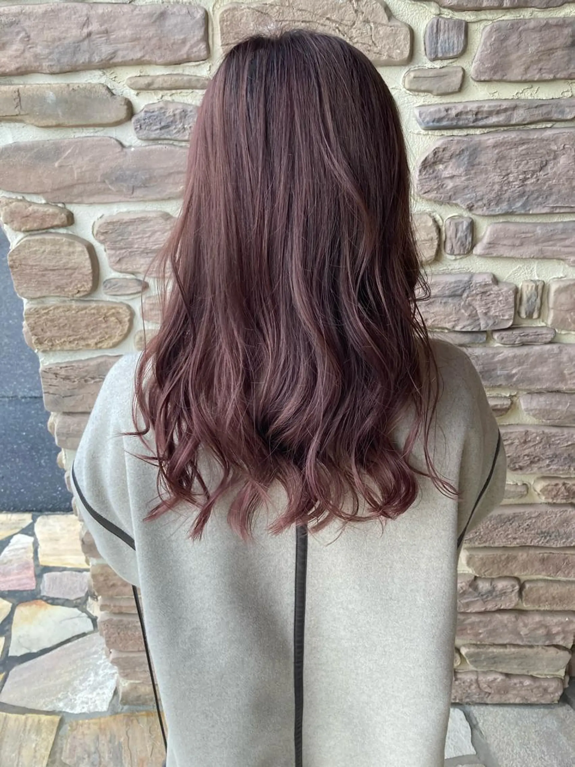 ロング カラー ブリーチ ブリーチなしカラー ピンクカラー レッドカラー 浅岡 のどかのヘアスタイル