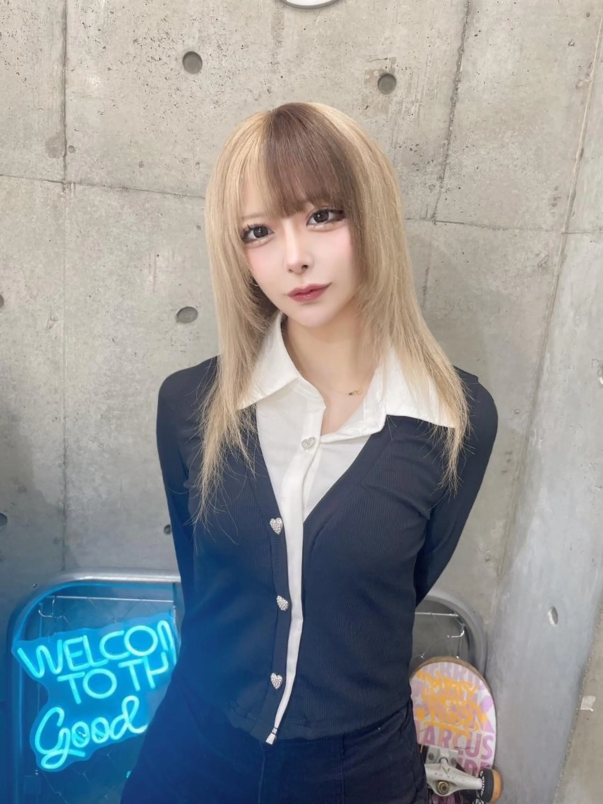 カラー ロング シールエクステ ブリーチ ハイトーンカラー エクステ レイヤーカット ホワイト&レイヤーカ ットエクステ長畠俊輔のヘアスタイル