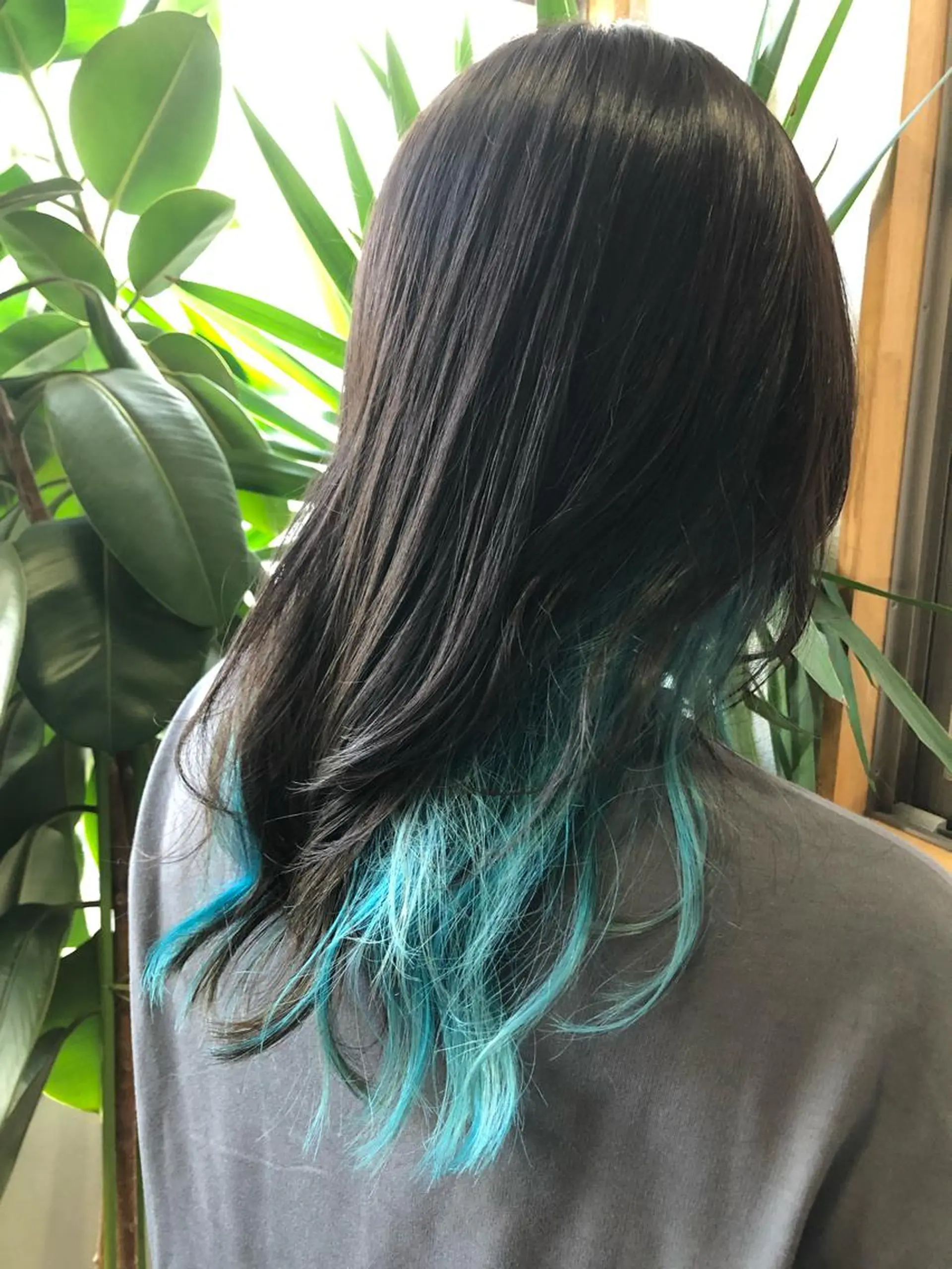 セミロング カラー ブルーカラー インナーカラー カット ヘアカラー edge.所属・くまがい みゆ【edge.】のヘアスタイル