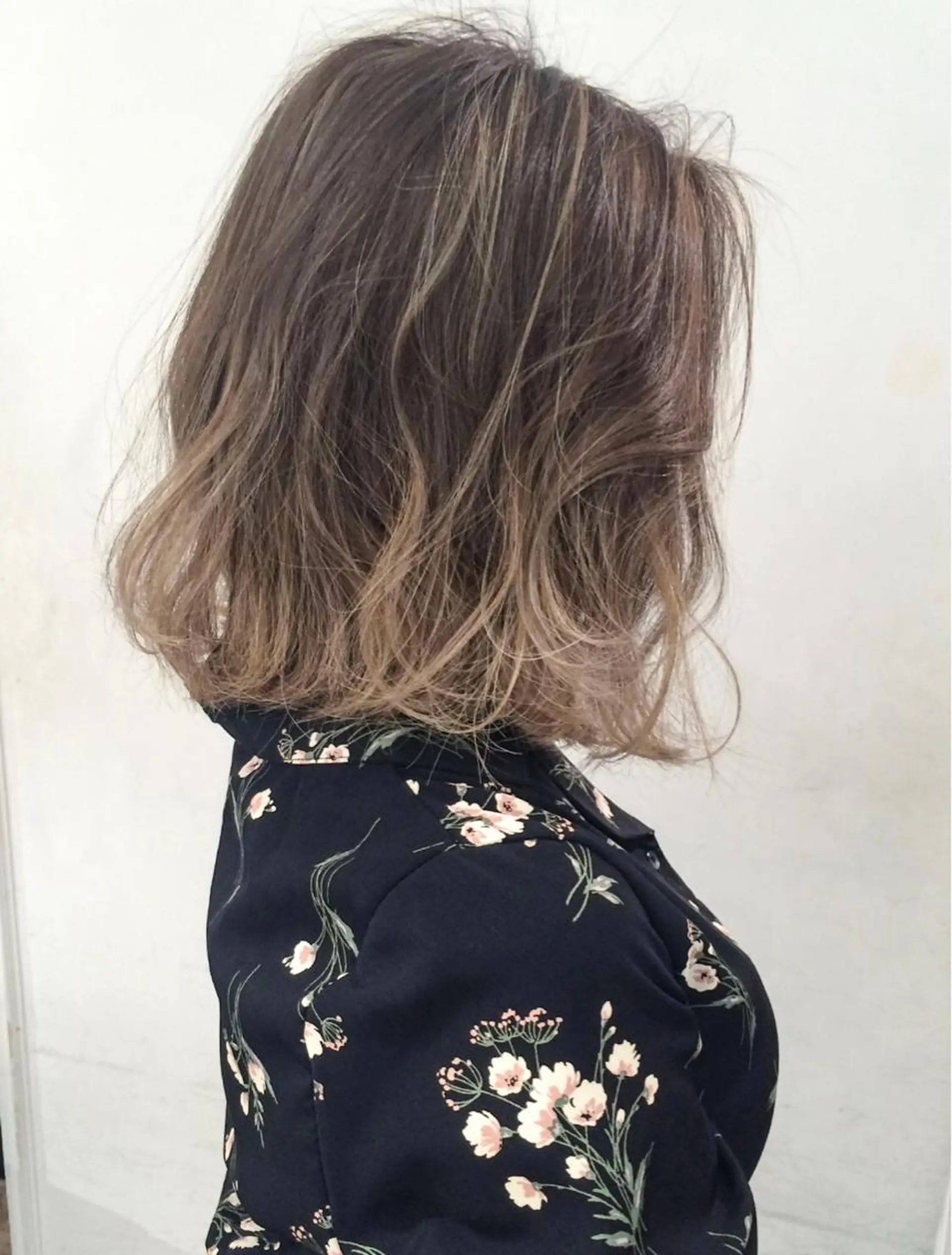 ミディアム カラー パーマ ヘアアレンジ 切りっぱなしボブ アッシュ ベージュカラー ブリーチ ダブルカラー 1日1名限定 【代表】 HIDE.のヘアスタイル