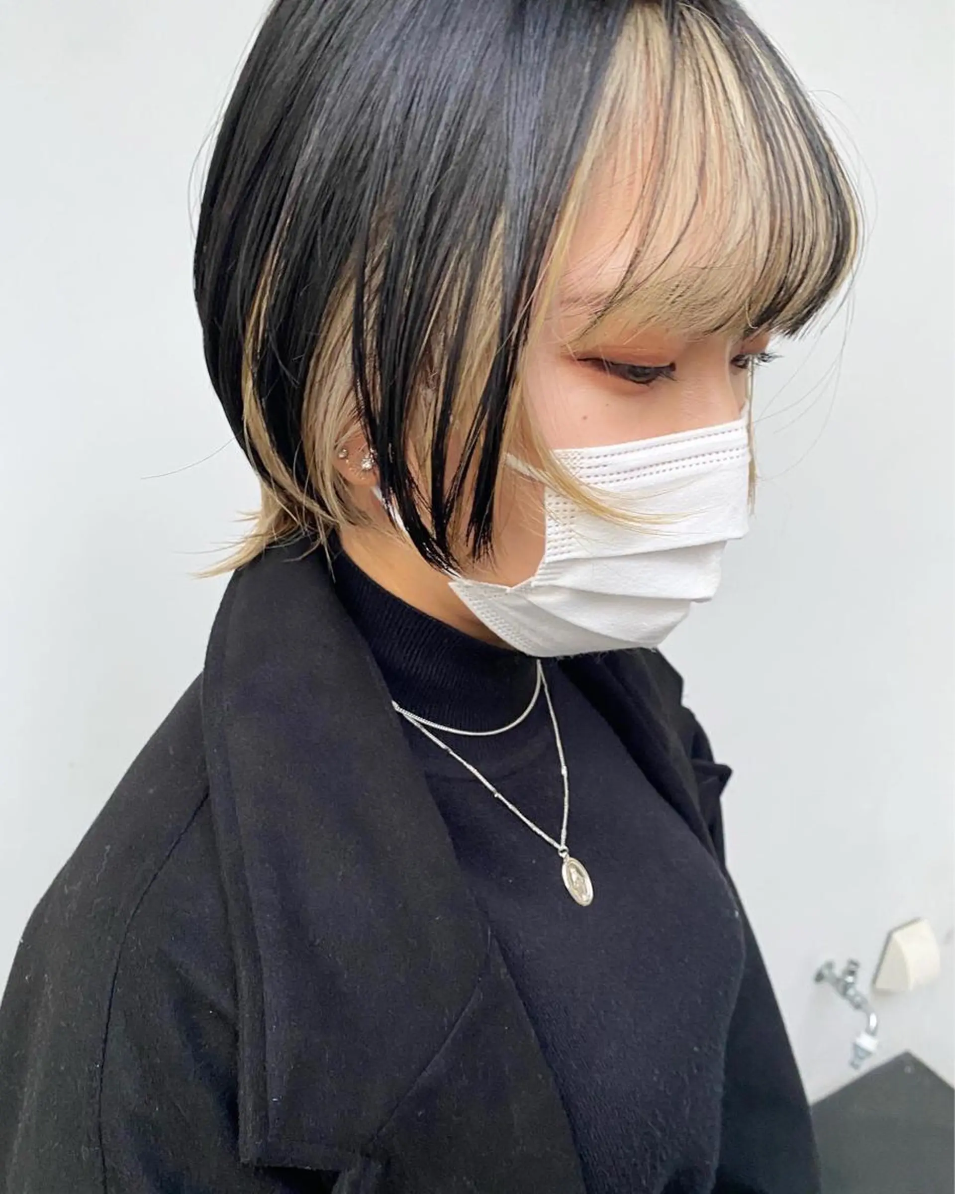 ショート カラー ベージュカラー ブリーチ ホワイトベージュ ウルフカット tonari 梅田、中崎町のヘアスタイル