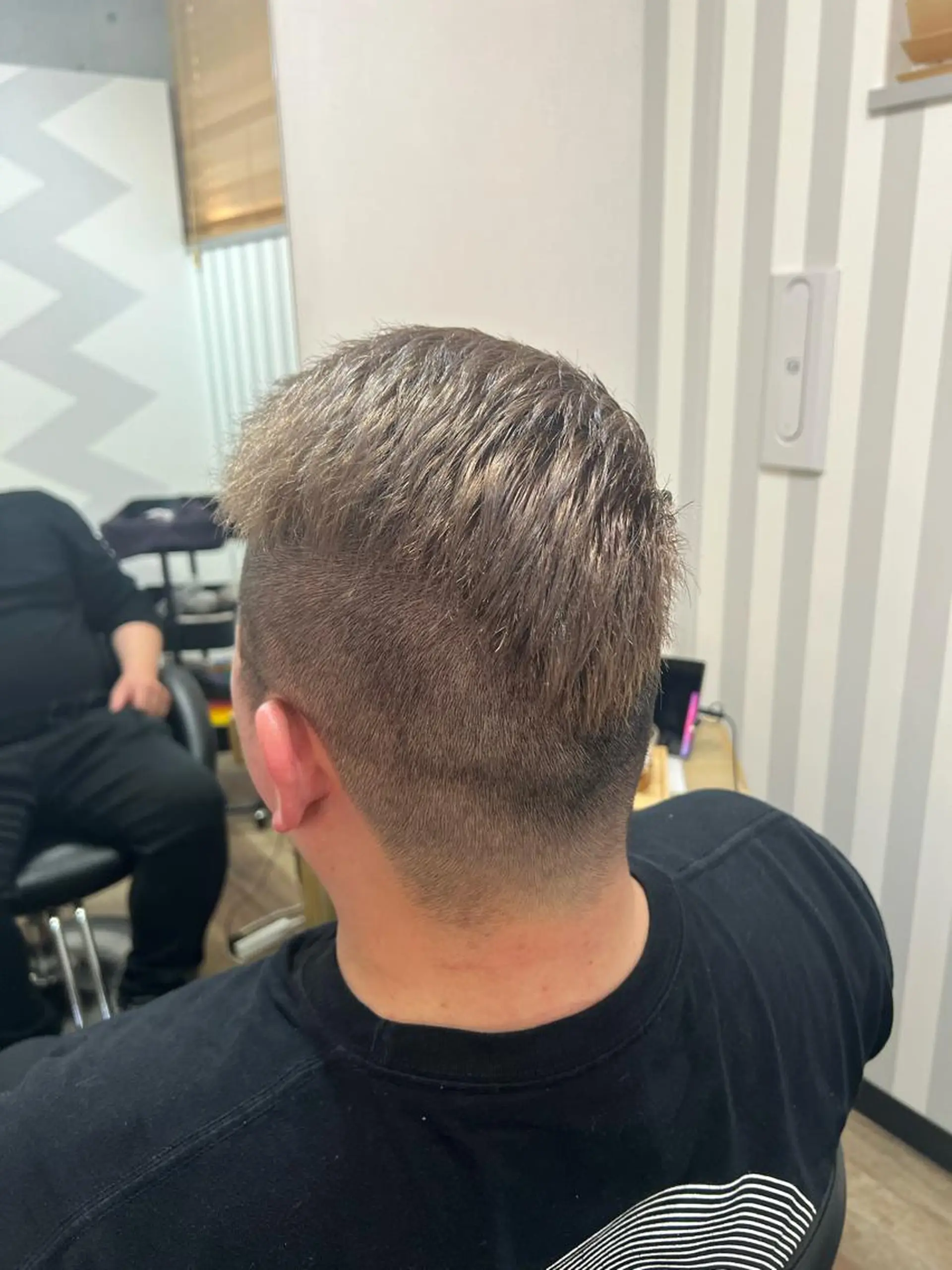 ショート カラー メンズ シールエクステ メンズバレイヤージュ メンズブリーチ メンズハイライト メンズハイトーン ヘアカラー ＤＥＳＴ所属・吉野 瑳桜のヘアスタイル