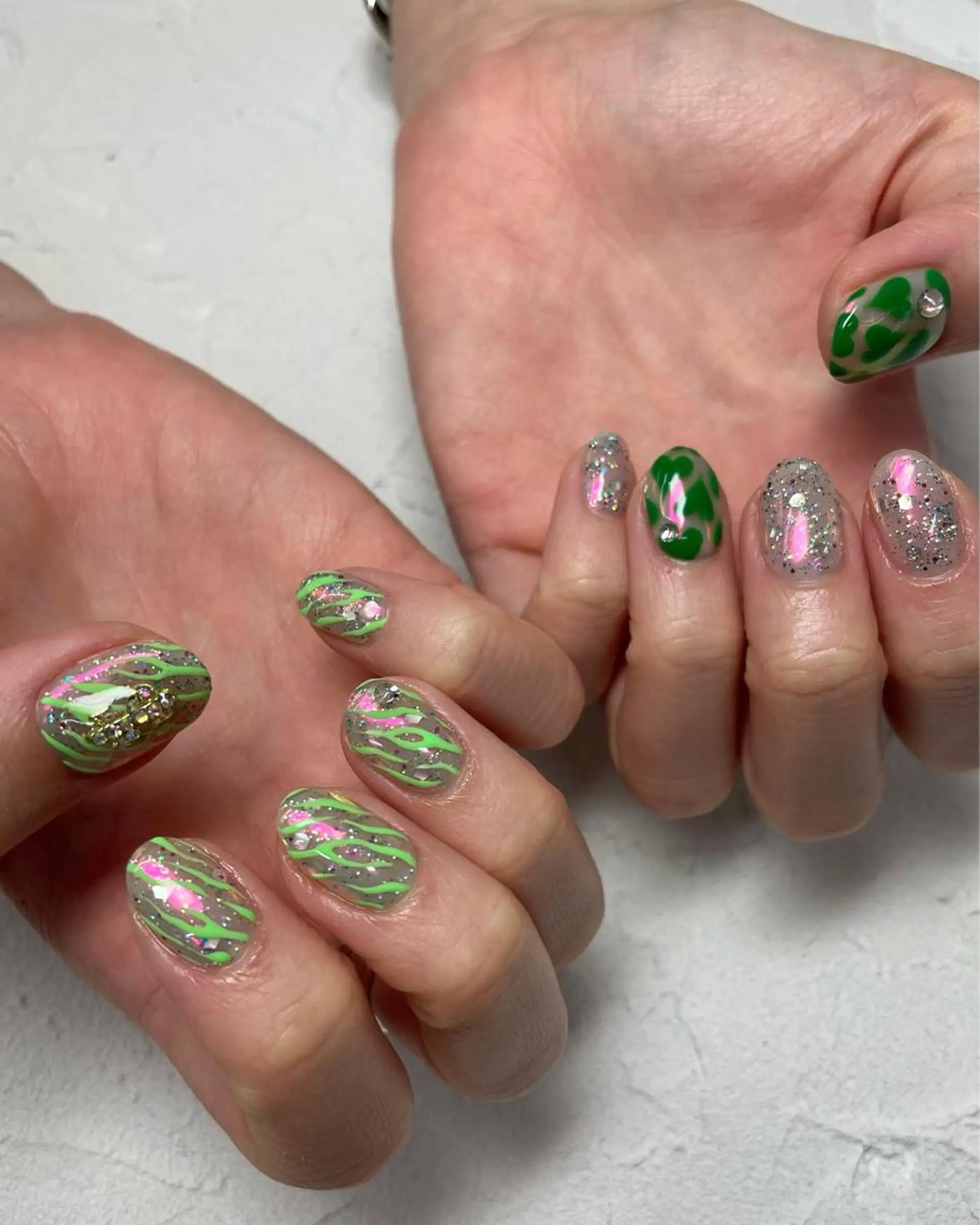 ネイル アニマル柄 オーロラネイル グリーン ミラーネイル 春ネイル Nail salon Euphoria所属・Nail salon Euphoriaのネイルデザイン