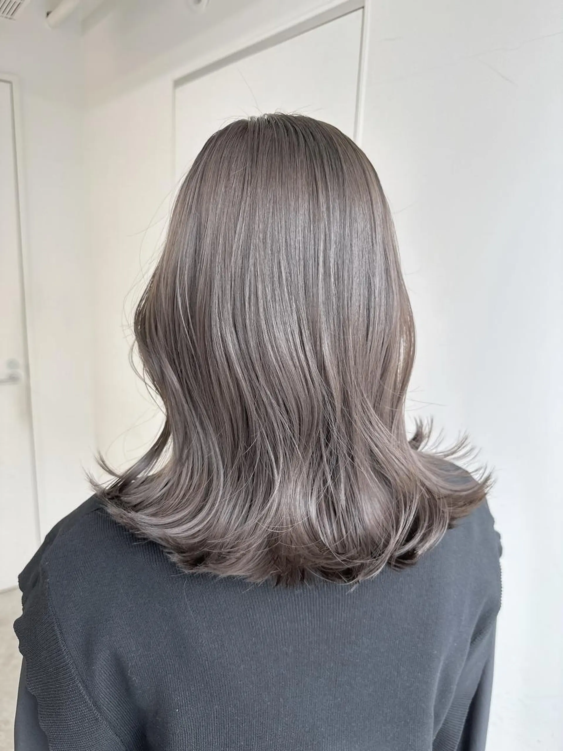 ミディアム カラー レイヤーカット 透明感カラーのヘアスタイル