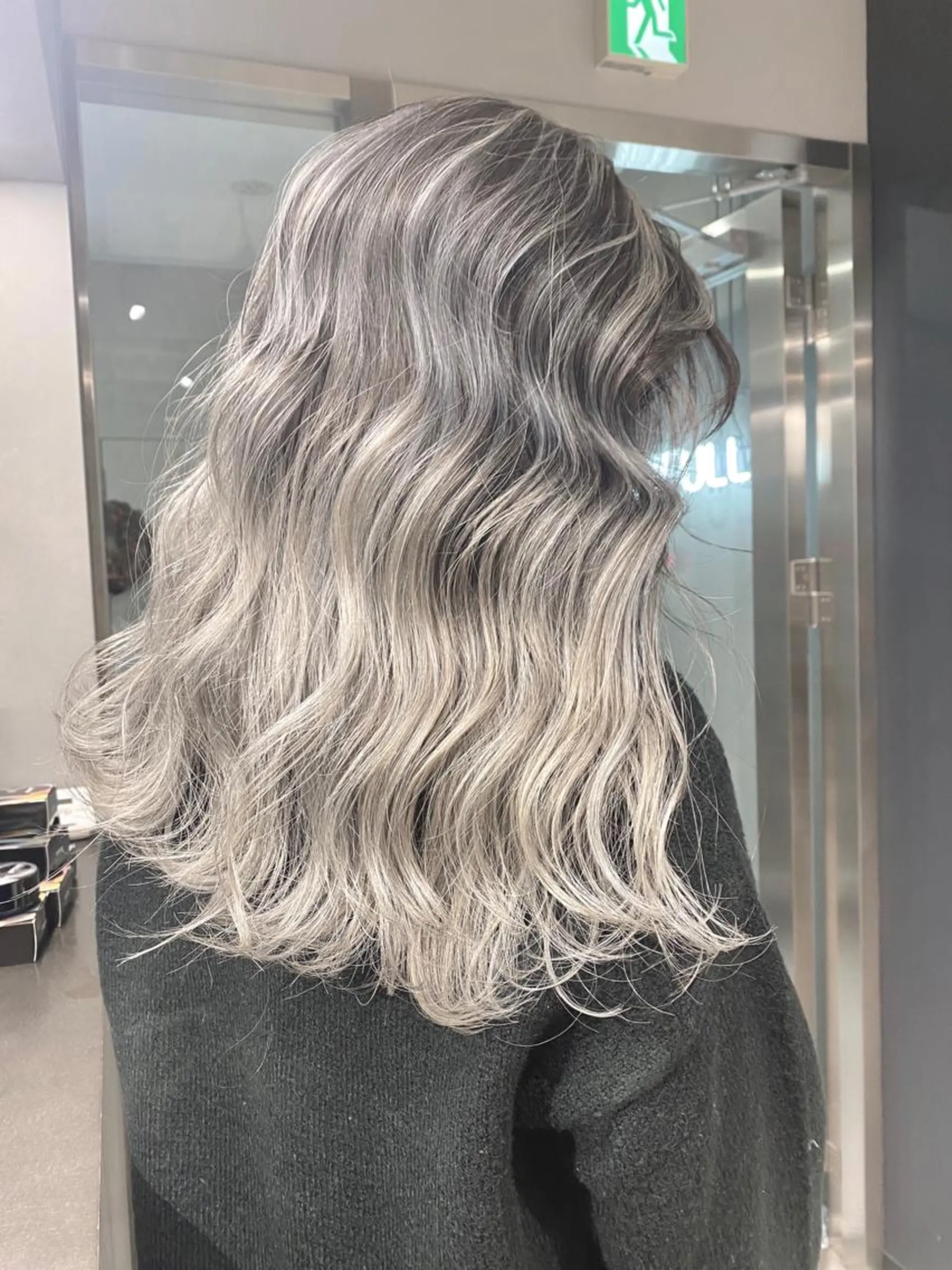 セミロング カラー ヘアアレンジ バレイヤージュ レイヤーカット カット トリートメント #ブリーチカラー Akihoのヘアスタイル