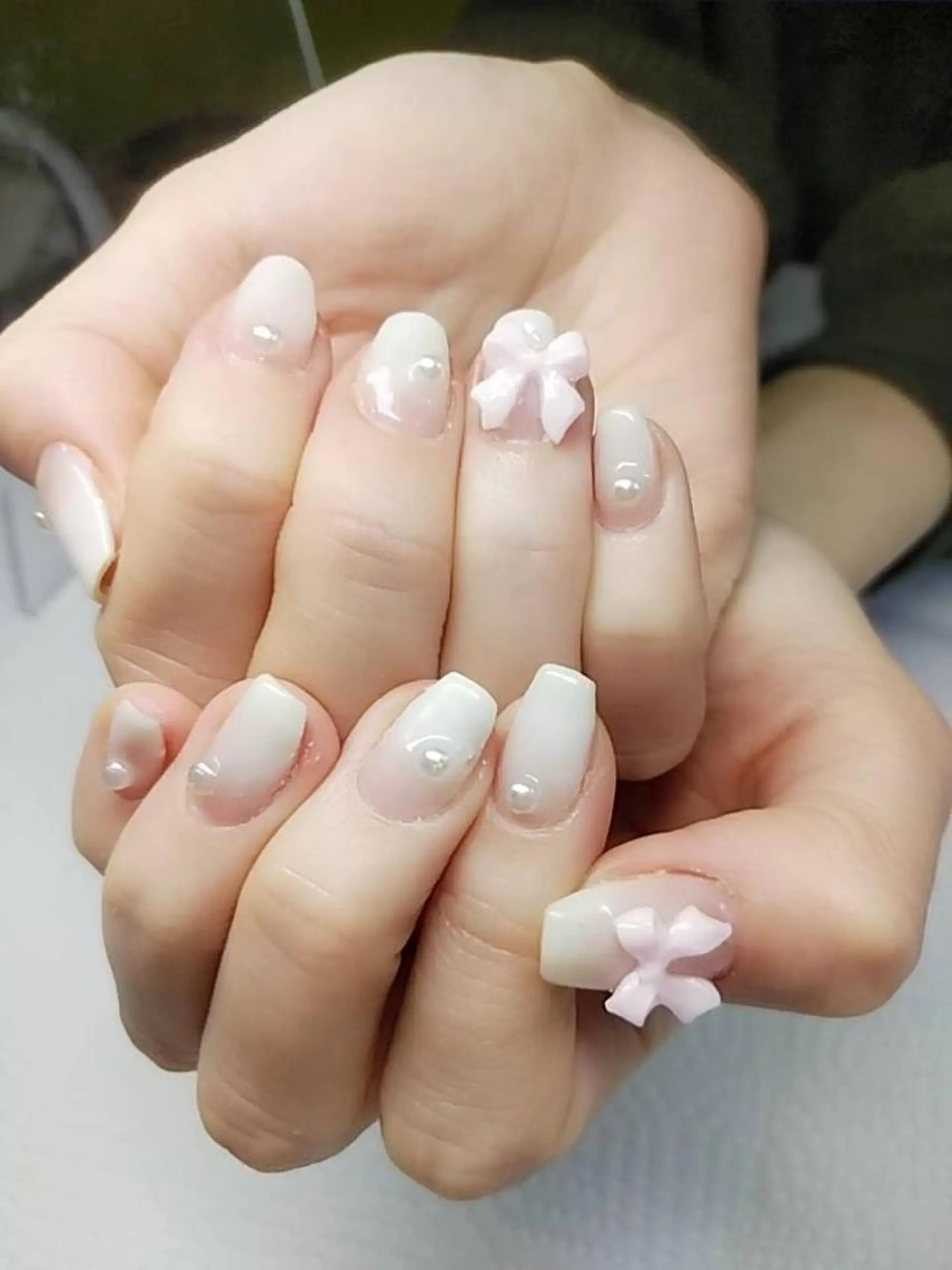 ネイル グラデーション リボン ホワイト ハンドネイル ハンドケア プライベートサロン Rosy Lilyのネイルデザイン