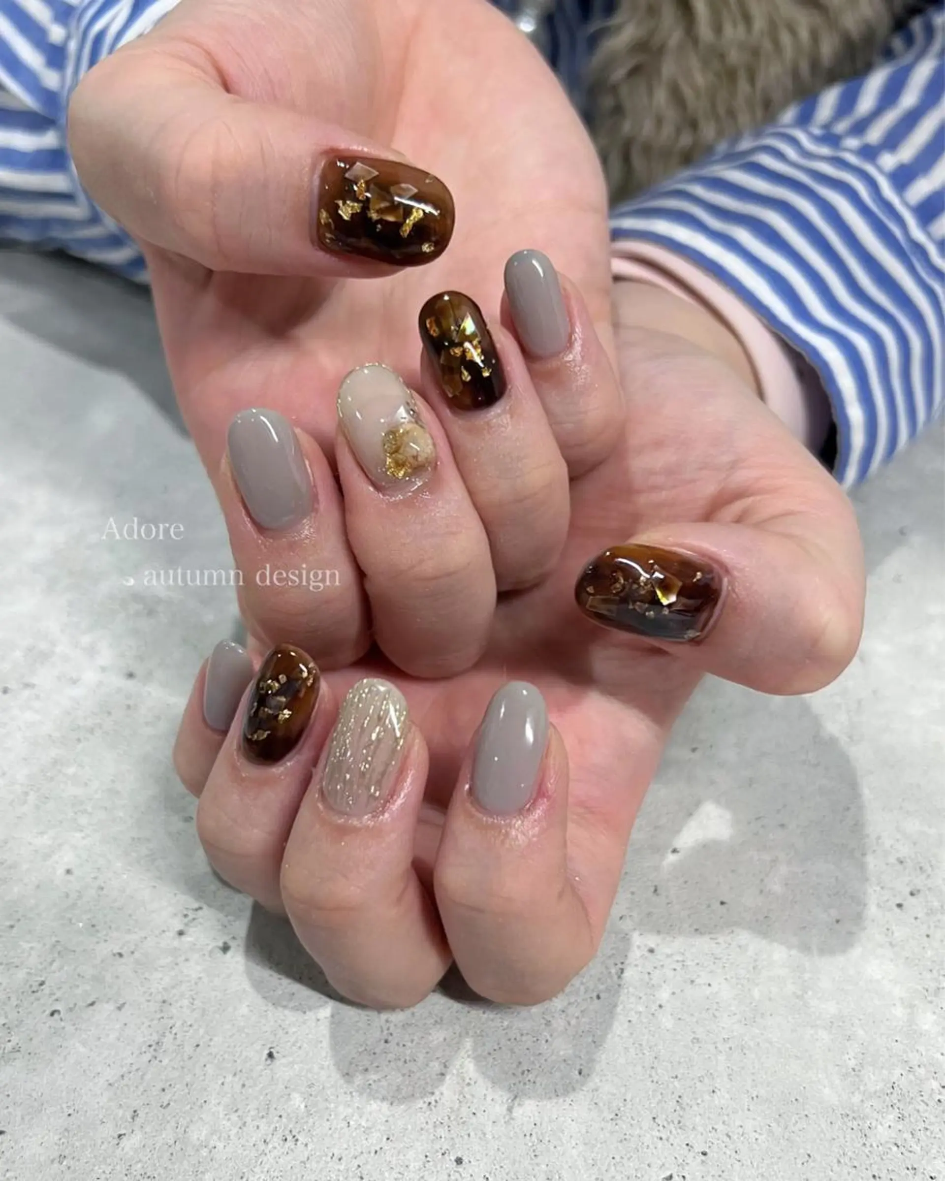 ネイル べっ甲ネイル ブラウン ミラーネイル ニュアンスネイル ハンドネイル Nail Adore.のネイルデザイン