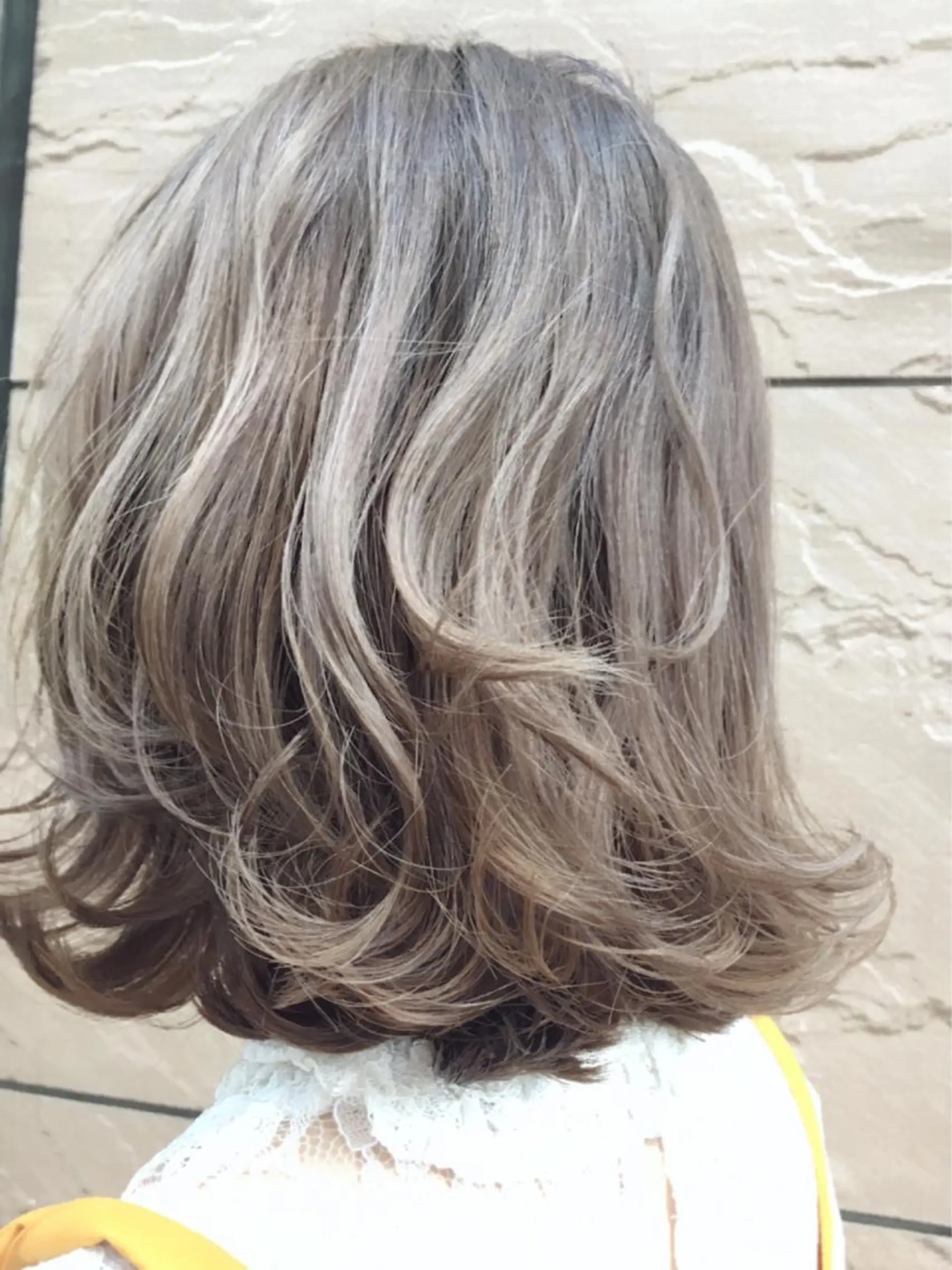 ミディアム カラー ブリーチ 透明感カラー グレージュ ハイライトカラー 外国人風カラー 清水 美里のエステ・リラクイメージ