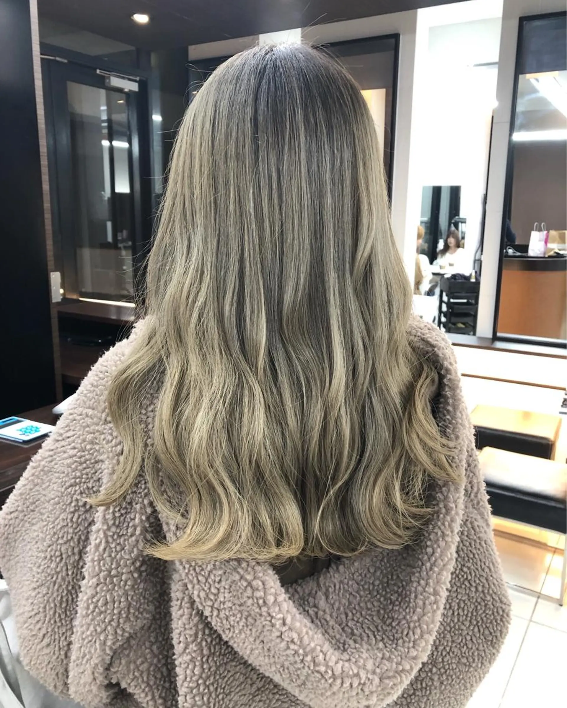 セミロング カラー ブリーチ ヘアカラー 八谷 将平のヘアスタイル