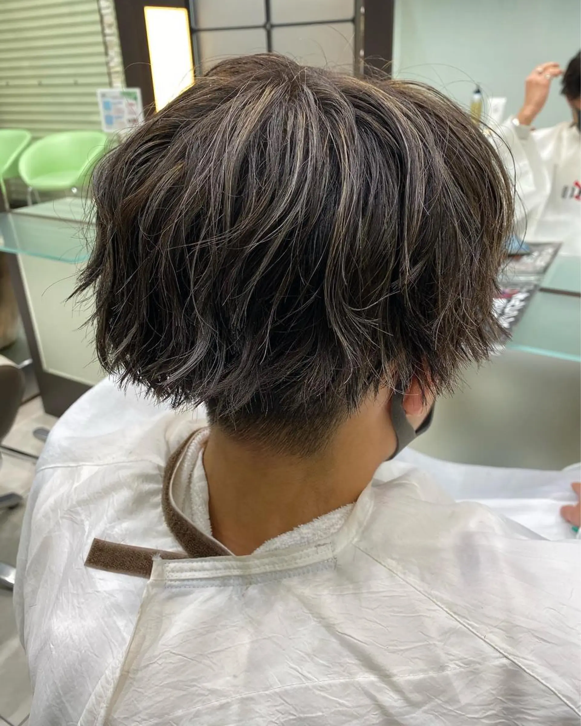 ショート カラー パーマ ハイライトカラー シルバー ハイライト Reverieアリオ /矢部世成のヘアスタイル