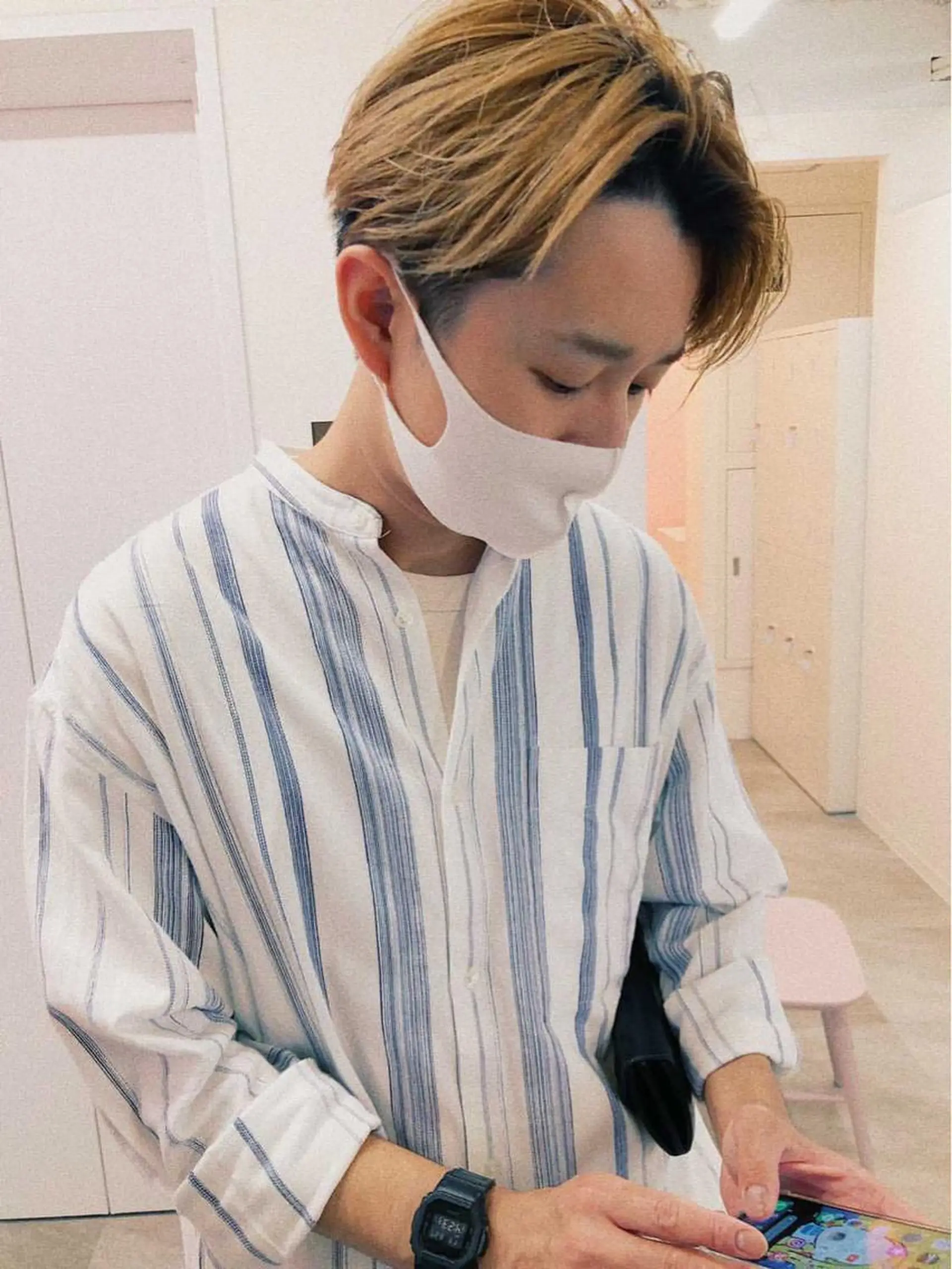 カラー メンズ センターパート デザインカラー カット ヘアカラー h a k u 大倉 卓人のヘアスタイル