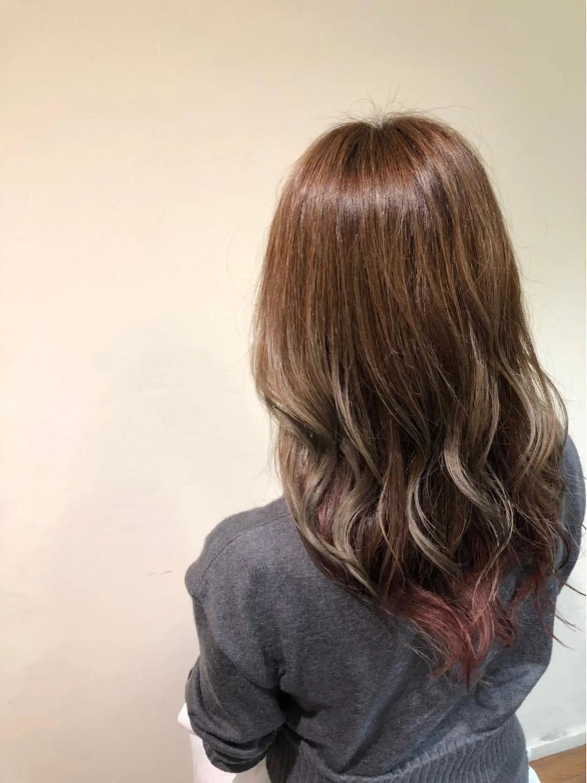 セミロング カラー グラデーションカラー ピンクカラー バイオレットカラー 秋田 亜由美のヘアスタイル