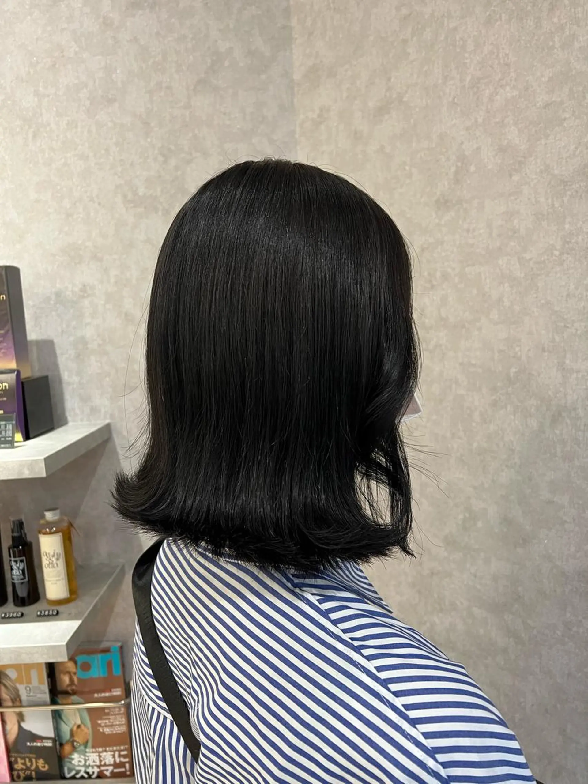 ミディアム 顔周りカット 外ハネヘア Rio/ヘアセット/ ハイトーンカラーのヘアスタイル