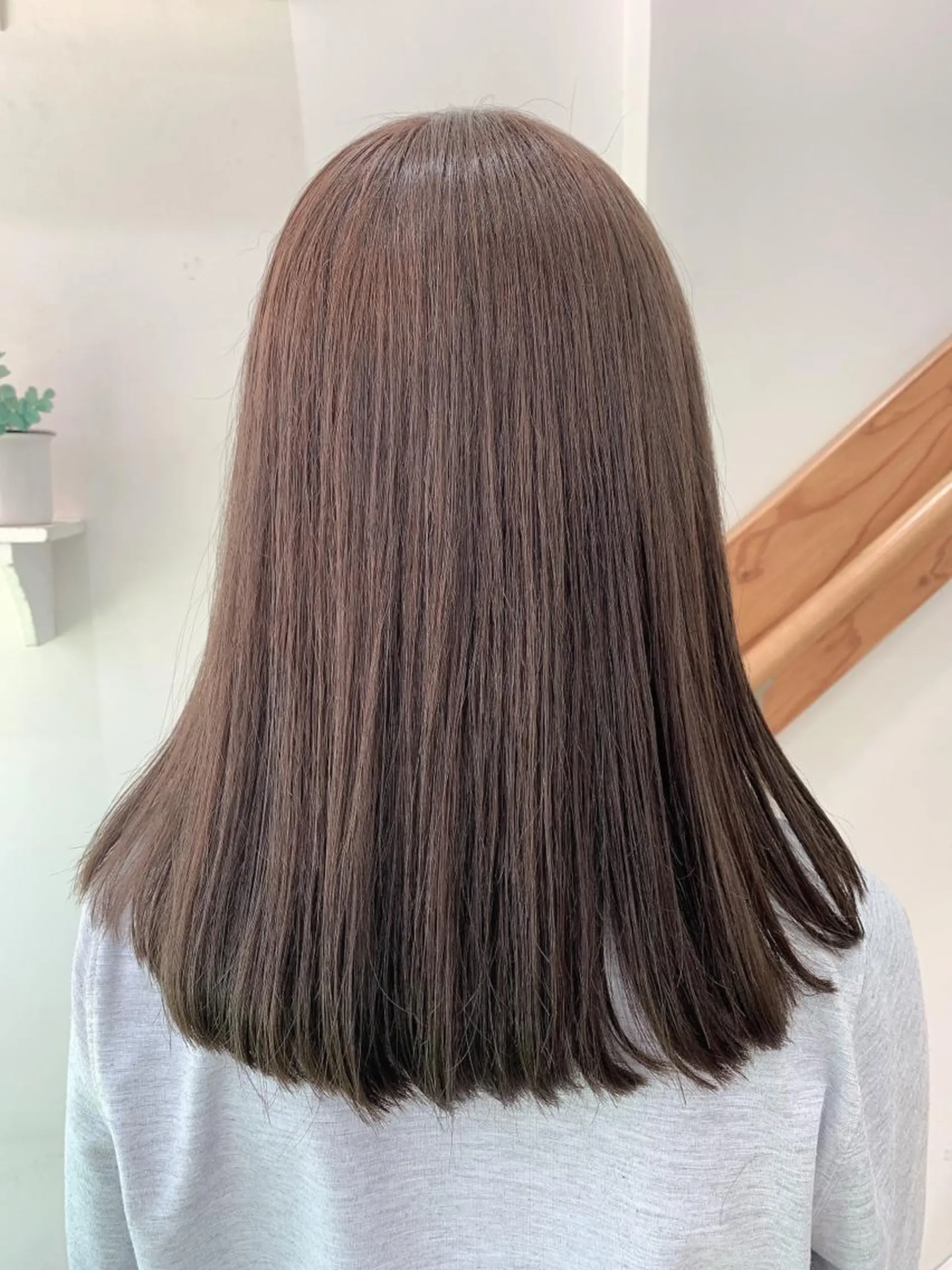 セミロング カラー グレージュ オリーブグレージュ オリーブグレー ヘアアレンジ にいた　かづしげのヘアスタイル