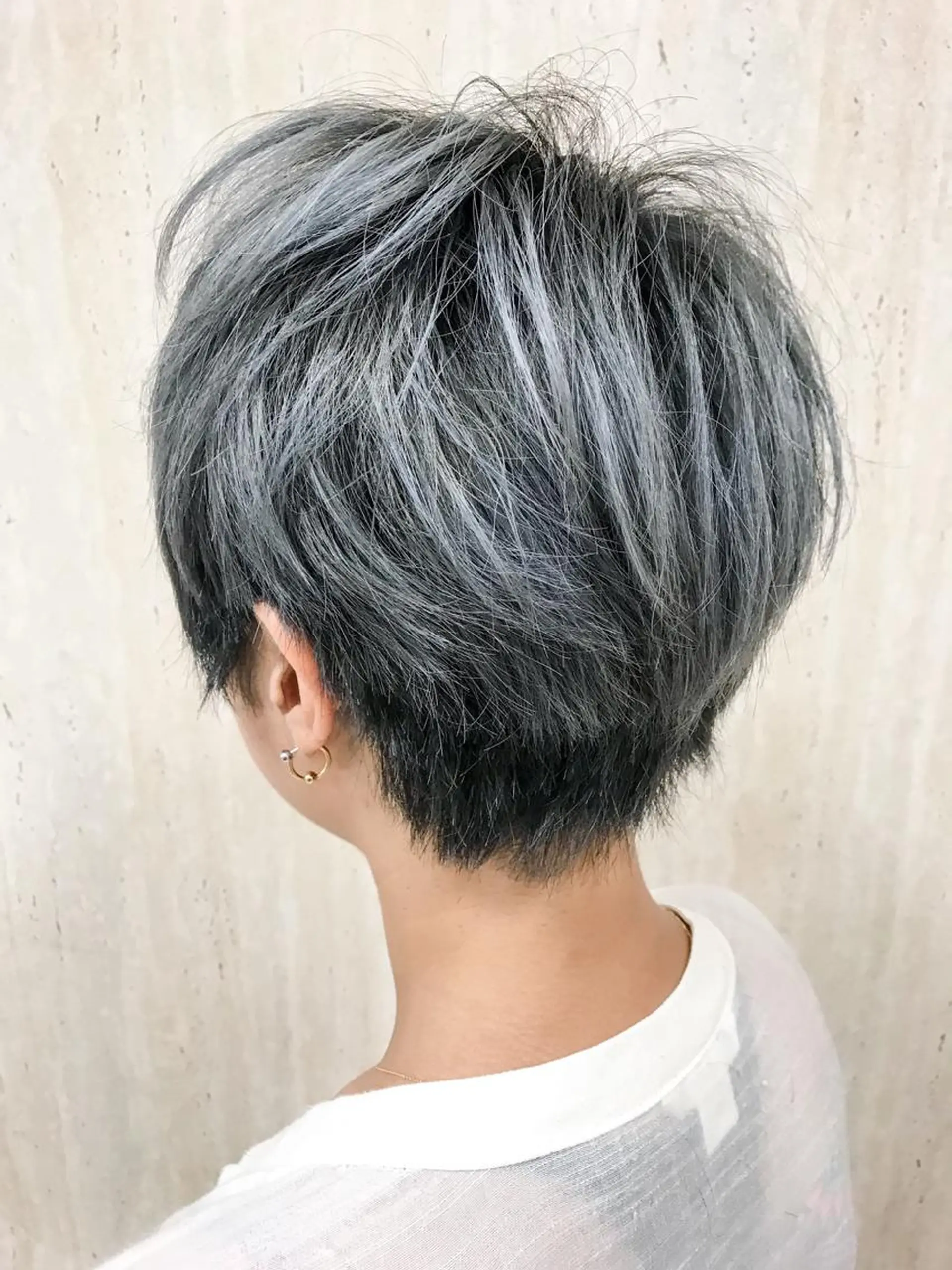 ショート カラー ブリーチ ブルーカラー シルバー BOX mico.のヘアスタイル