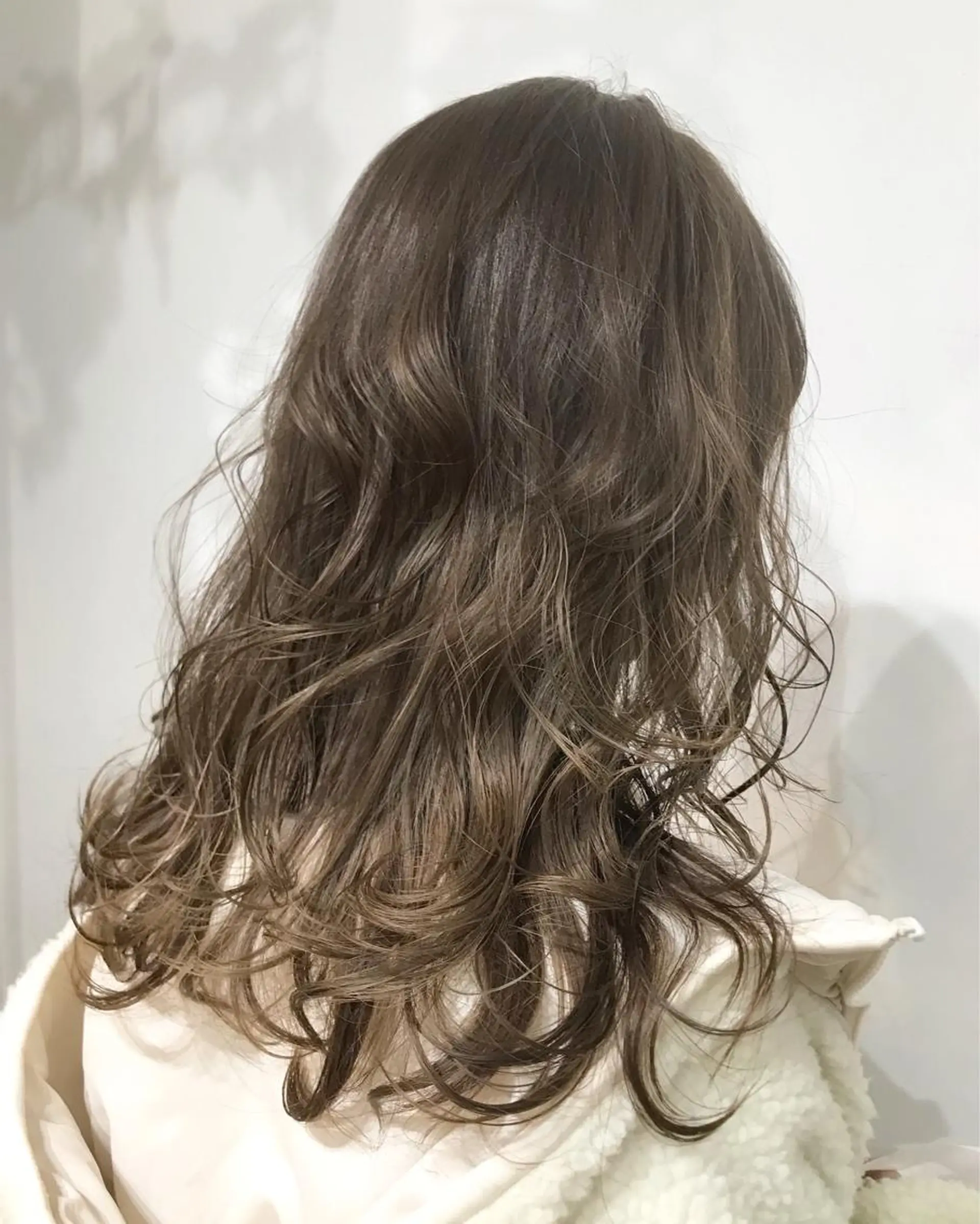 ロング カラー ベージュカラー ハイライトカラー ハイライト ヘアカラー トリートメント salowin梅田所属・レイヤー/顔周り /AKARIのヘアスタイル