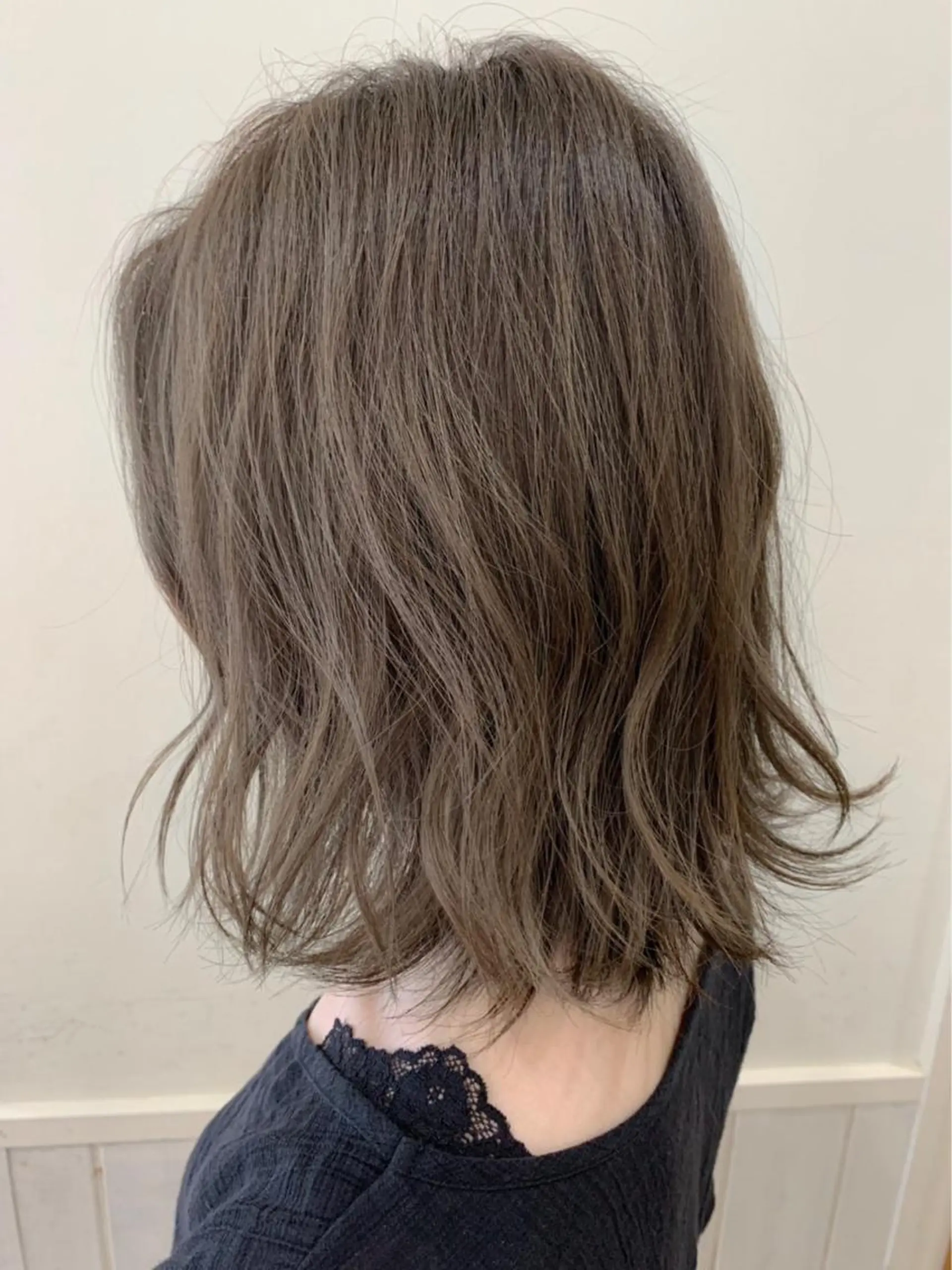 ミディアム カラー ぱつっとボブ/ 小野あかねのヘアスタイル