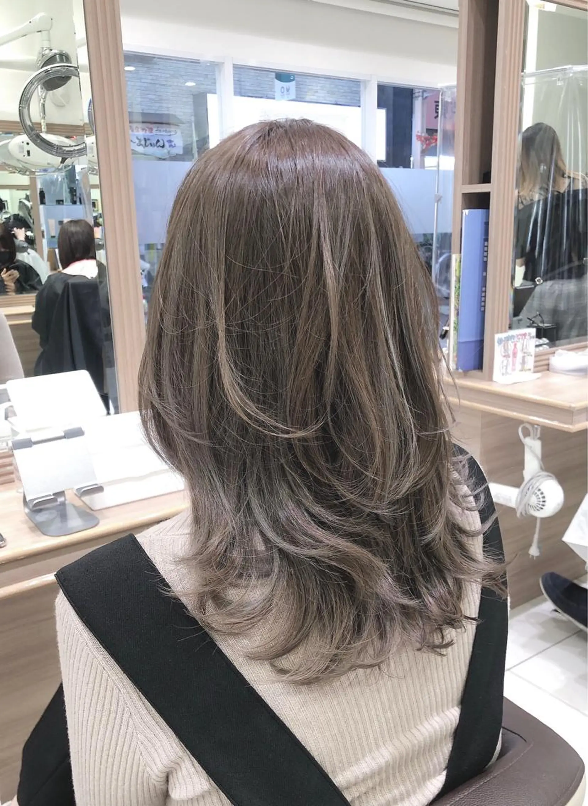 ミディアム カラー グレージュ ハイライトカラー ミルクティーグレージュ ハイライト 小島 仁美のヘアスタイル